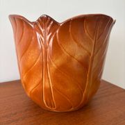 Cache-pot artisanal vintage en céramique formant une fleur