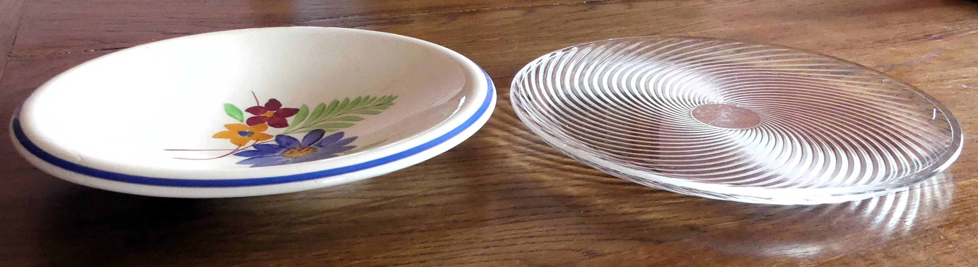 Set of 2 round serving dishes: Gien (Anthéor model) and Duralex.