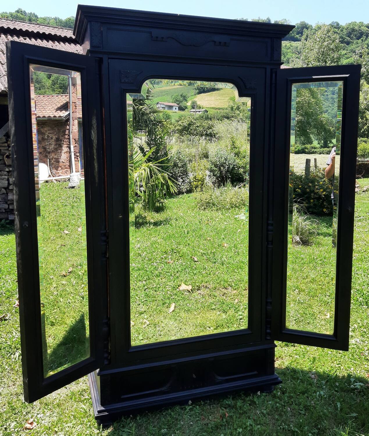 Dressmaker's cabinet with beveled triptych mirrors. (Mirror cabinet)