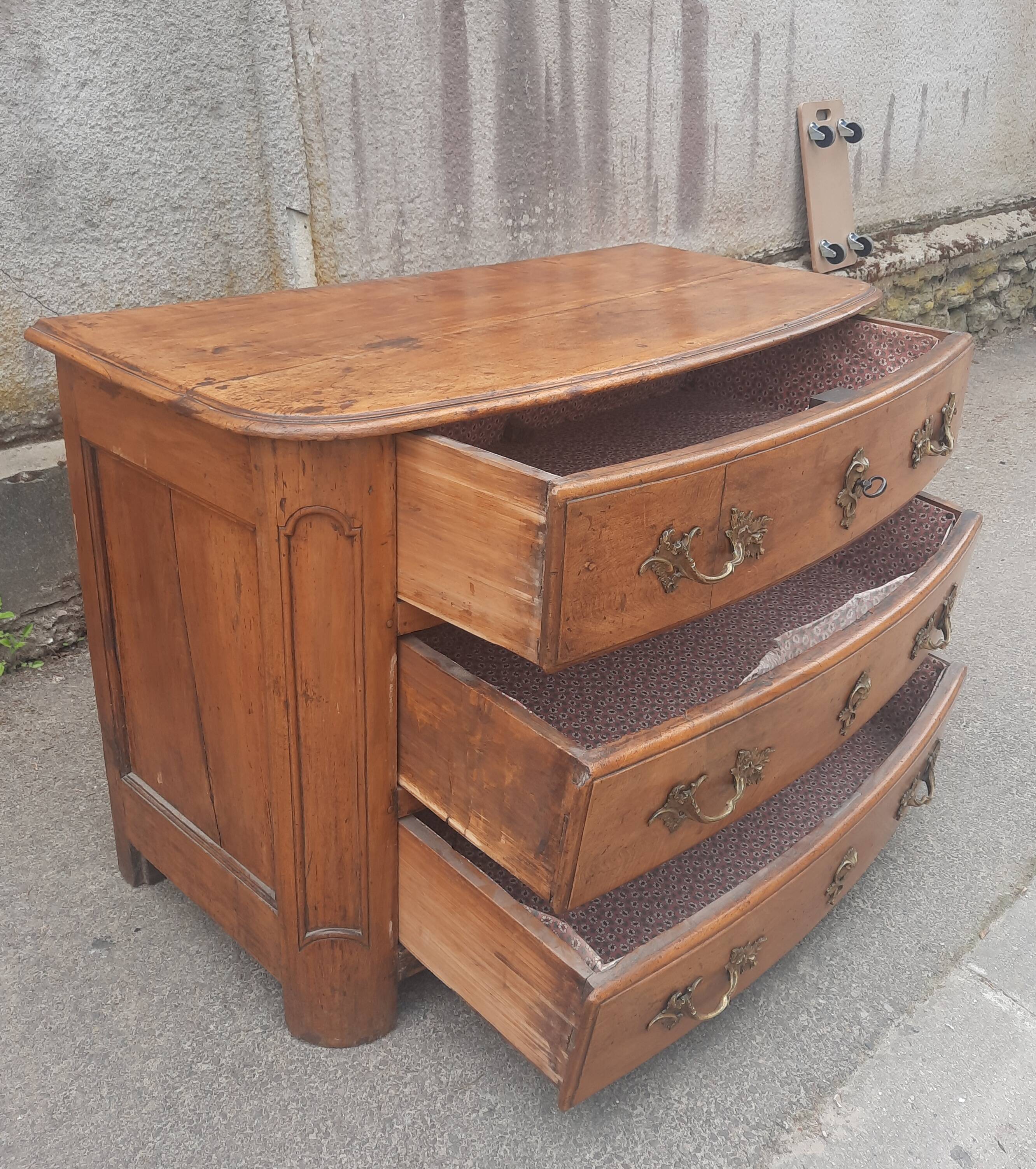 Commode en noyer massif, XVIIIème s.