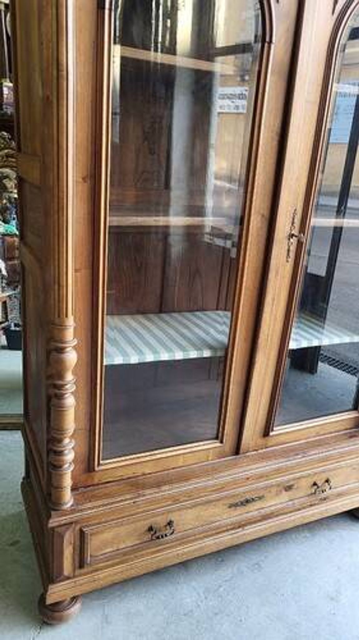 Display cabinet with 2 doors in walnut with bevelled glass from the 19th century.