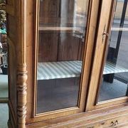 Display cabinet with 2 doors in walnut with bevelled glass from the 19th century.