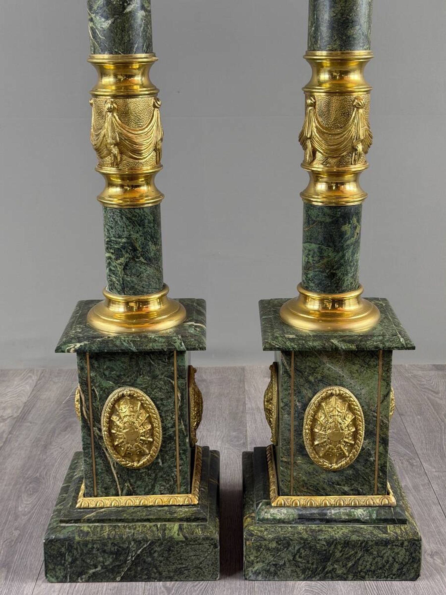 Pair of green marble columns, gilded bronze and gilded brass, 20th Century