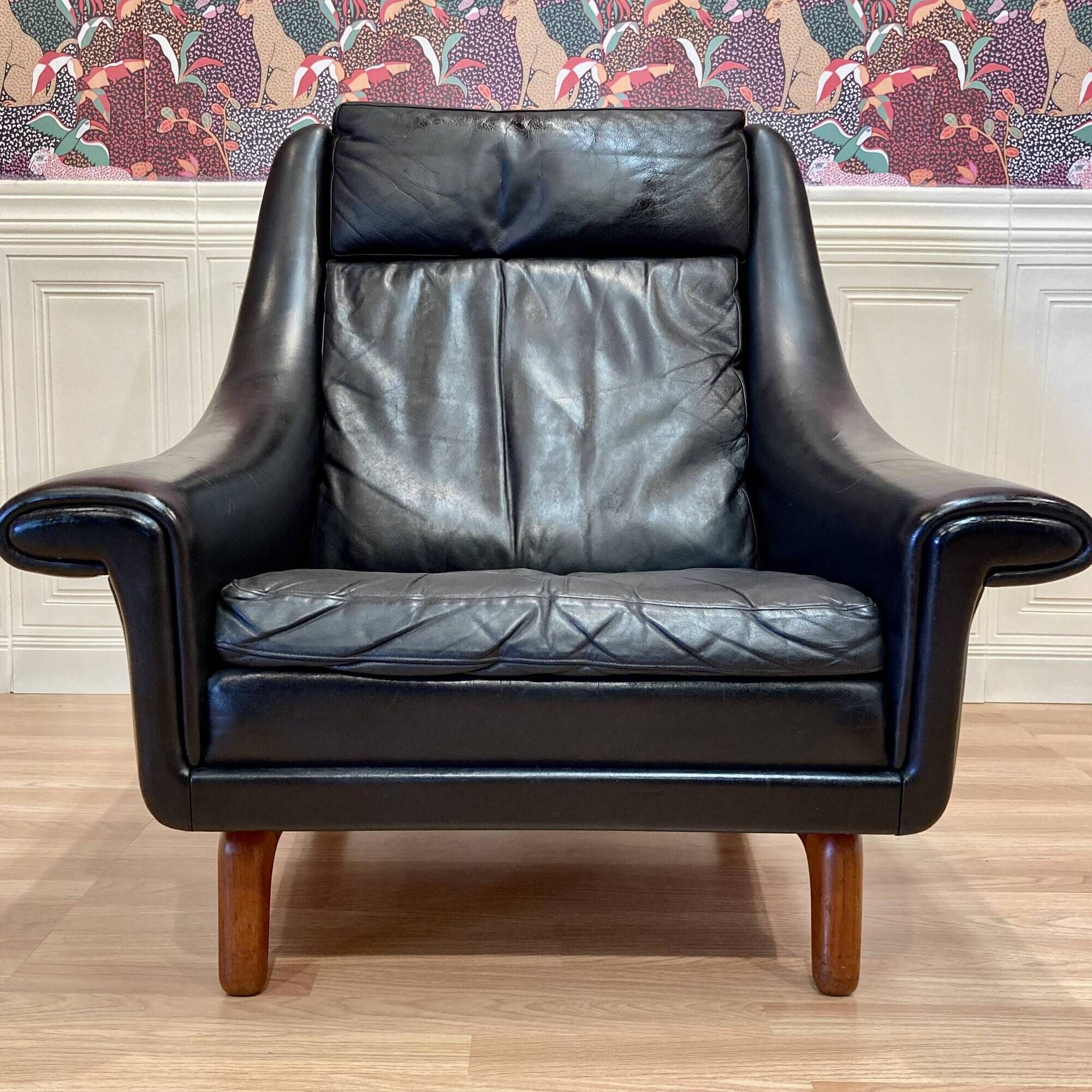 Large scandinavian armchair aage christiansen black leather and its ottoman 1950.