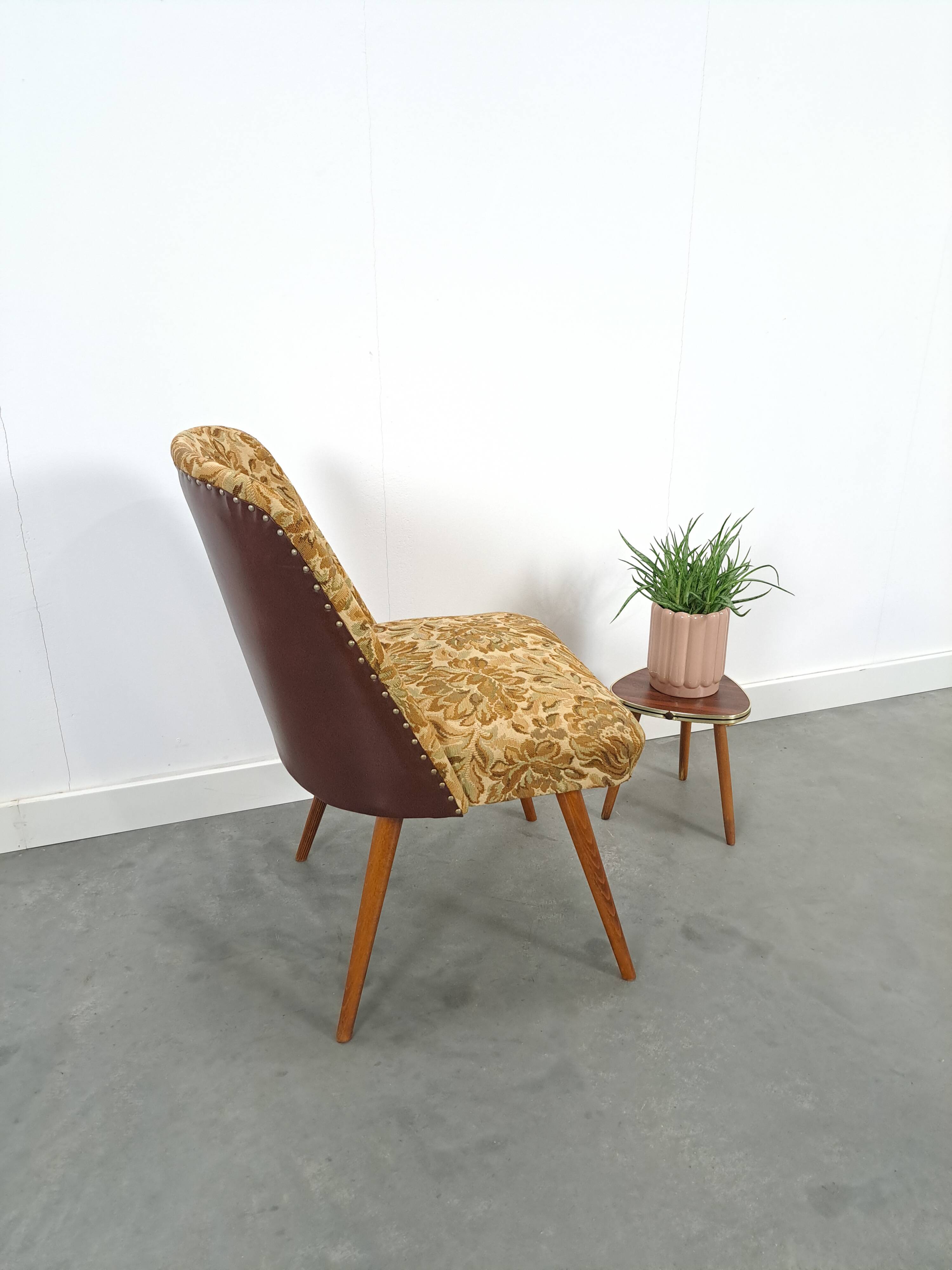 Bloemen stoel met bruin kunstleder vintage