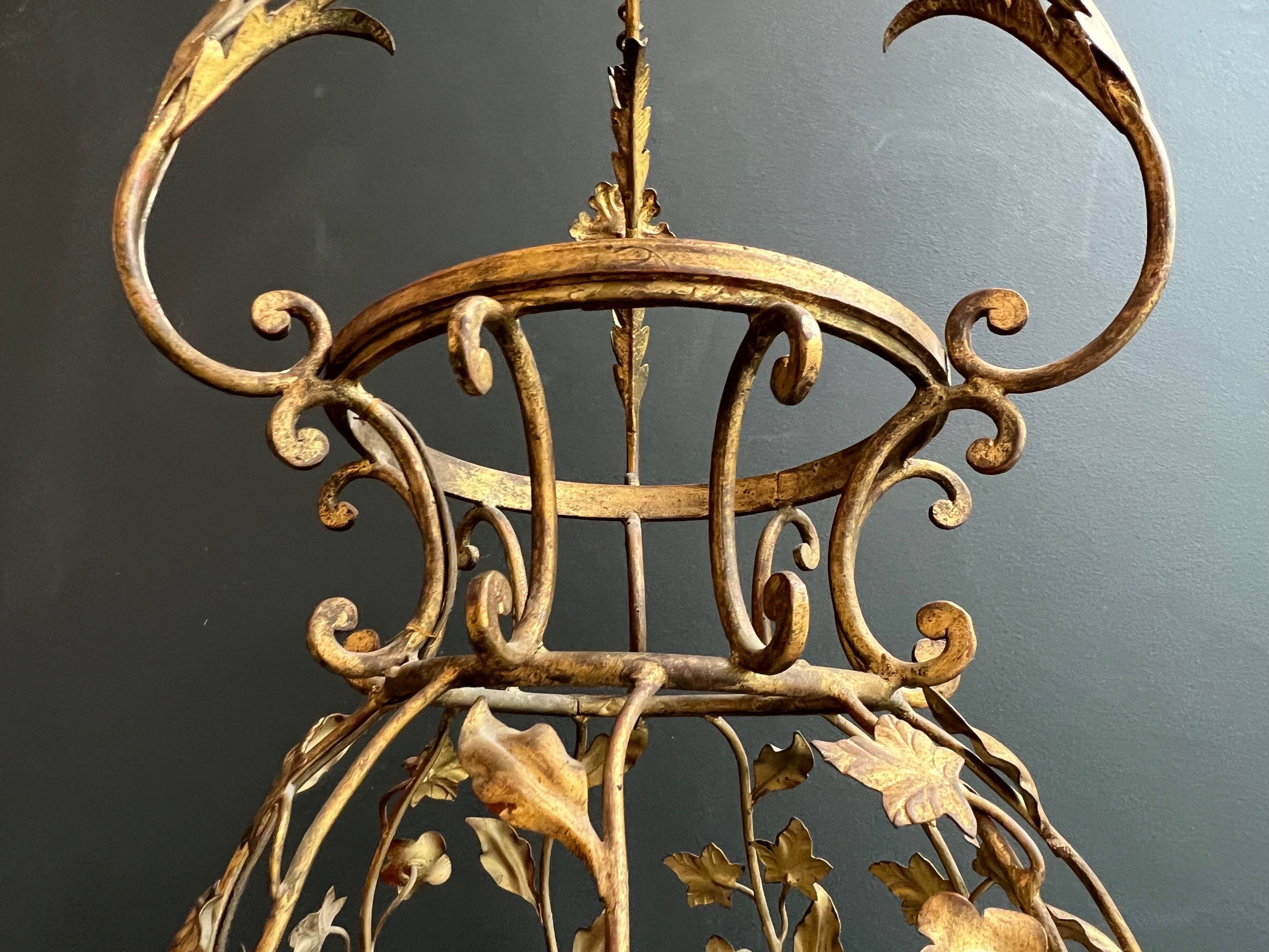 Important golden iron lantern with foliage decorations from the Baguès house.