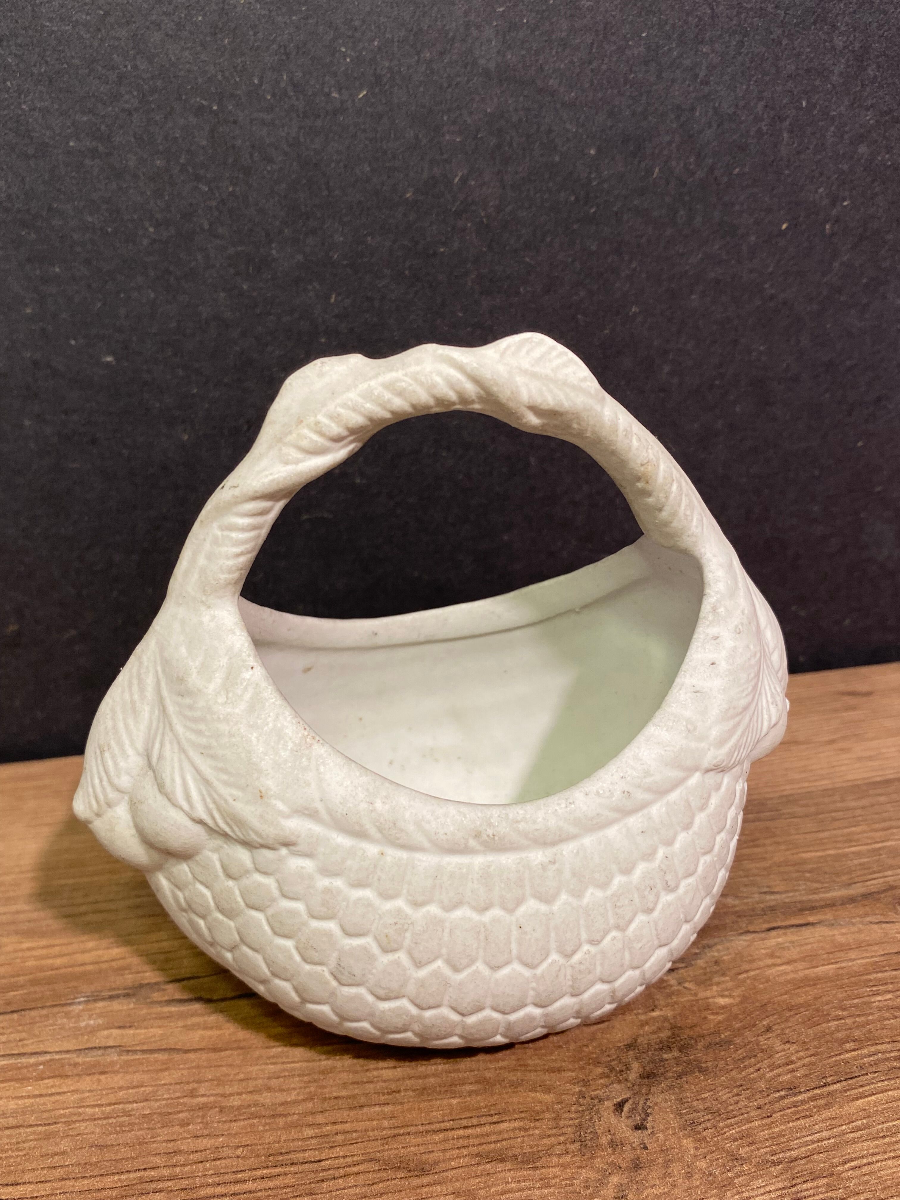 Basket tray-pouch bouquetière in porcelain biscuit