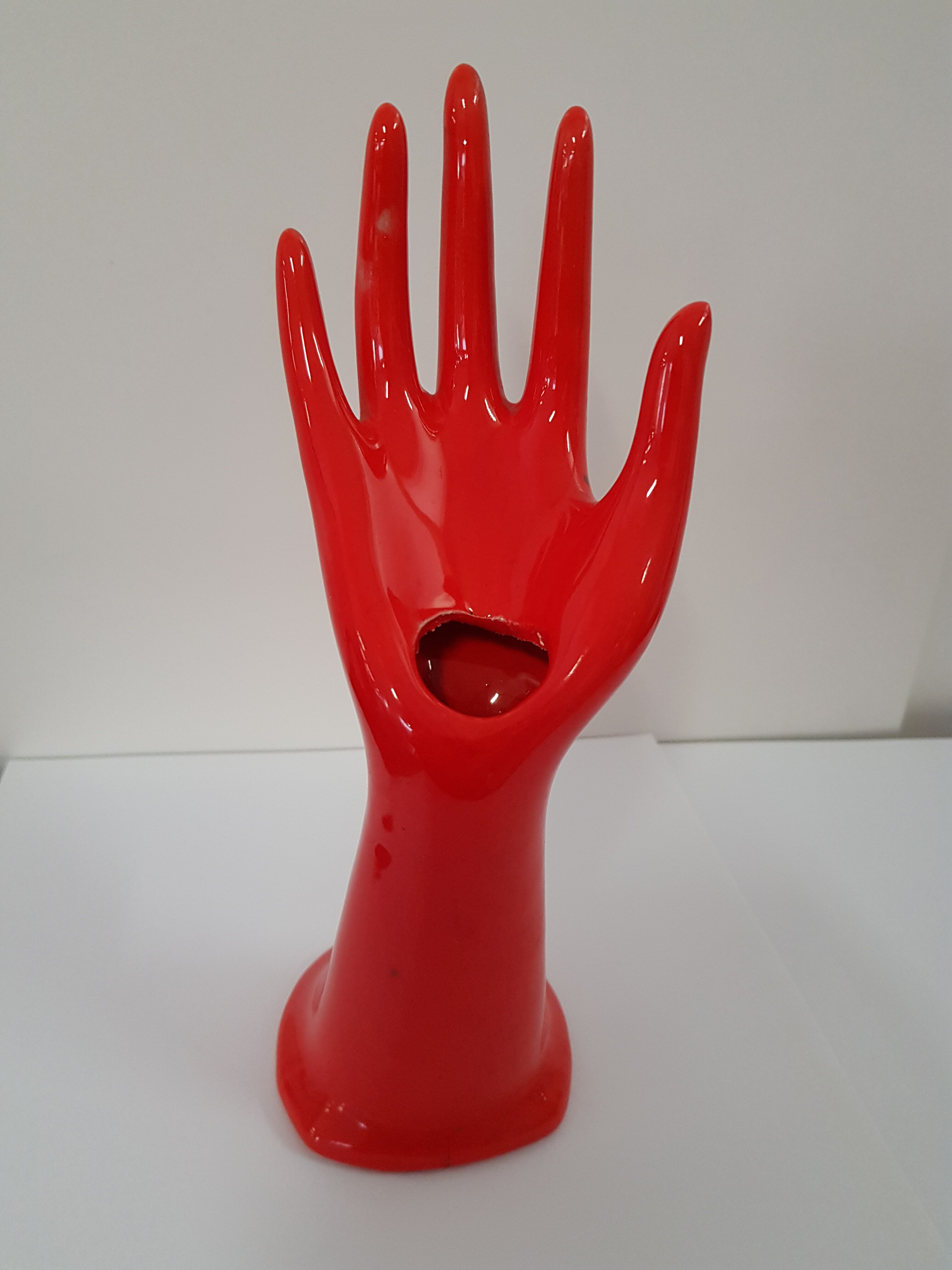 Hand baguier in red faience