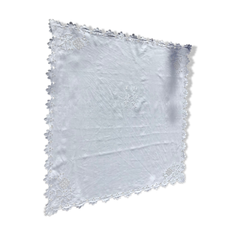 Nappe monogramme LF carrée broderie anglaise
