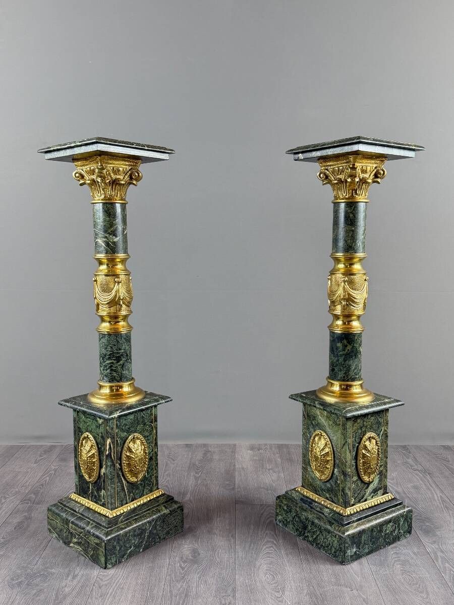 Pair of green marble columns, gilded bronze and gilded brass, 20th Century