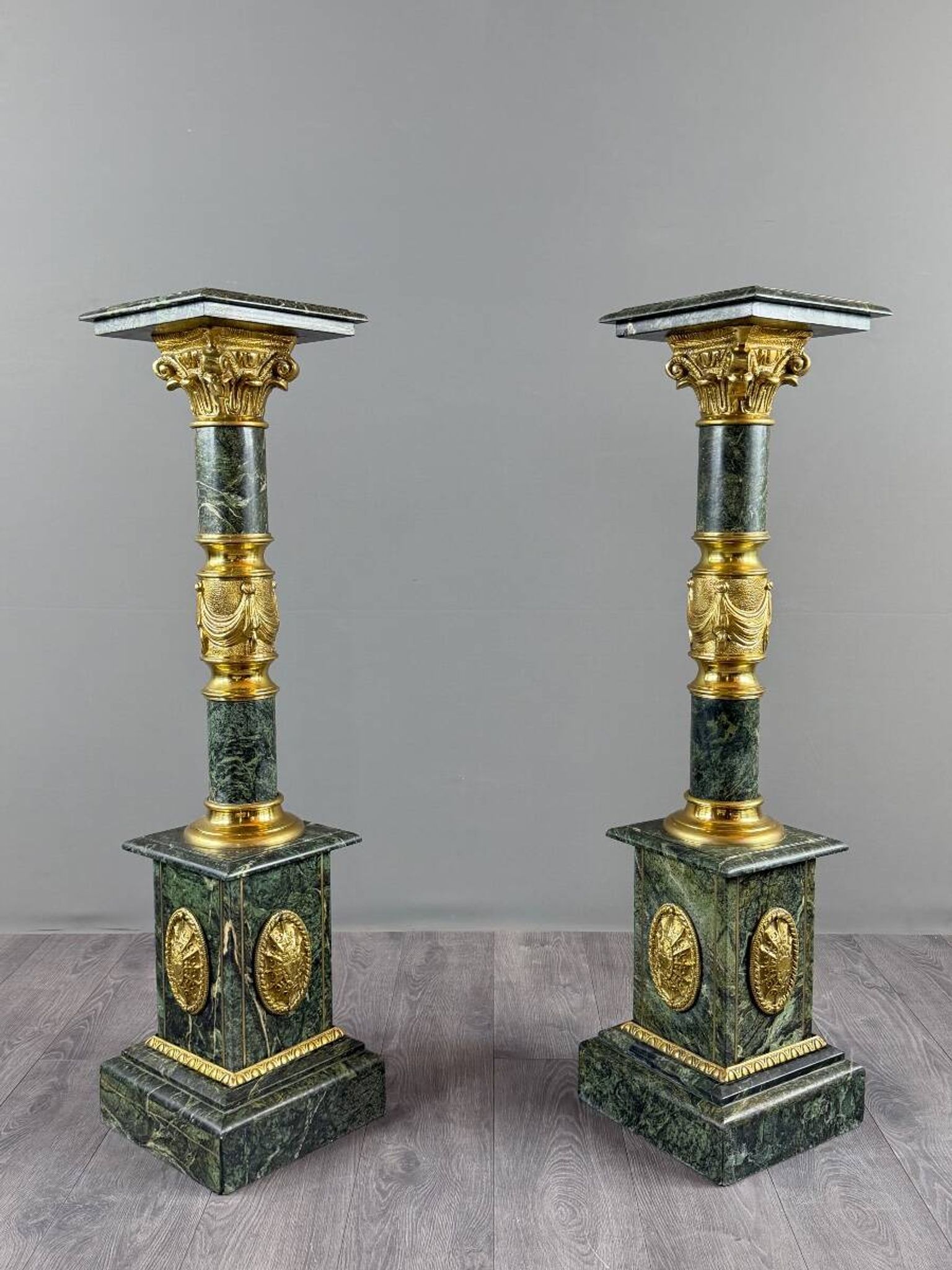 Pair of green marble columns, gilded bronze and gilded brass, 20th Century