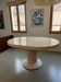 Table vintage, plateau laqué beige et pied en bambou
