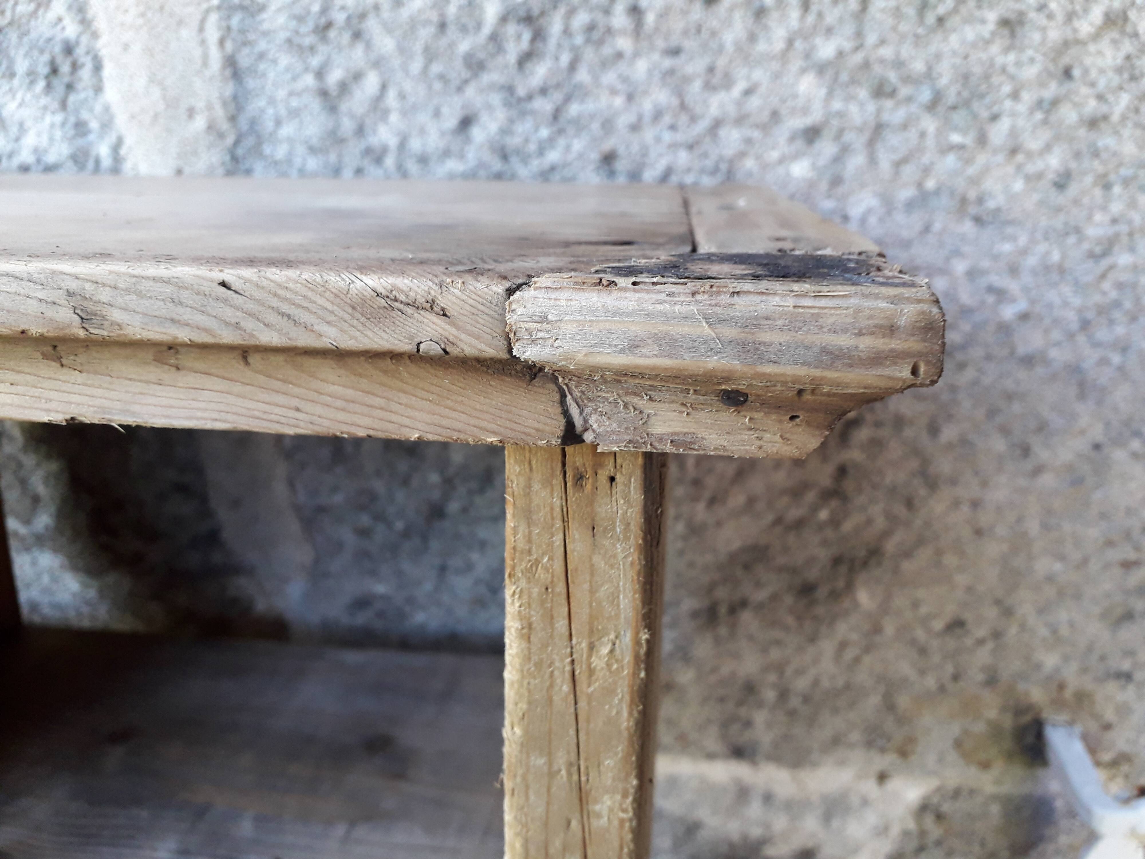 Étagère murale en sapin