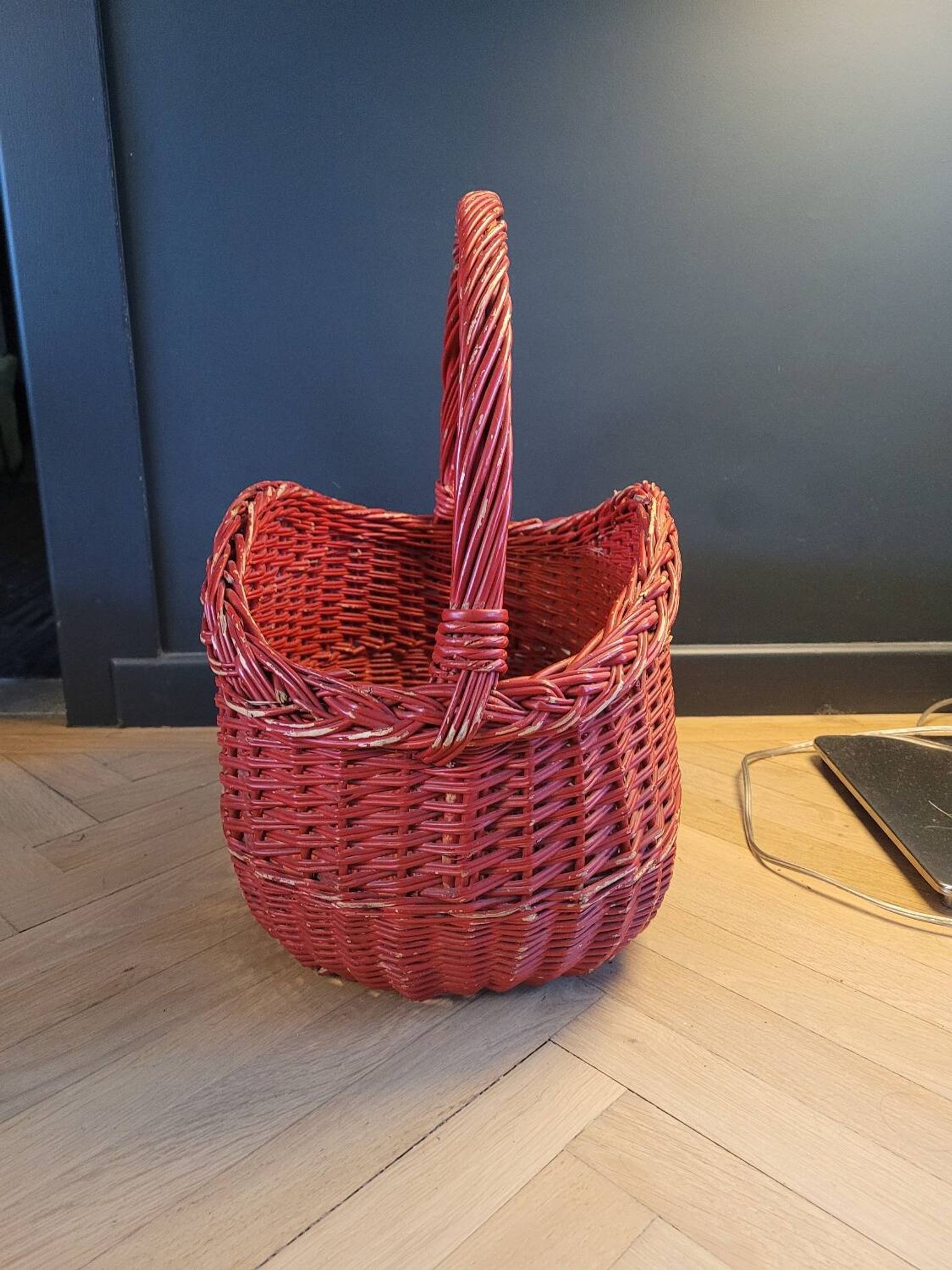 Panier en rotin peint en rouge