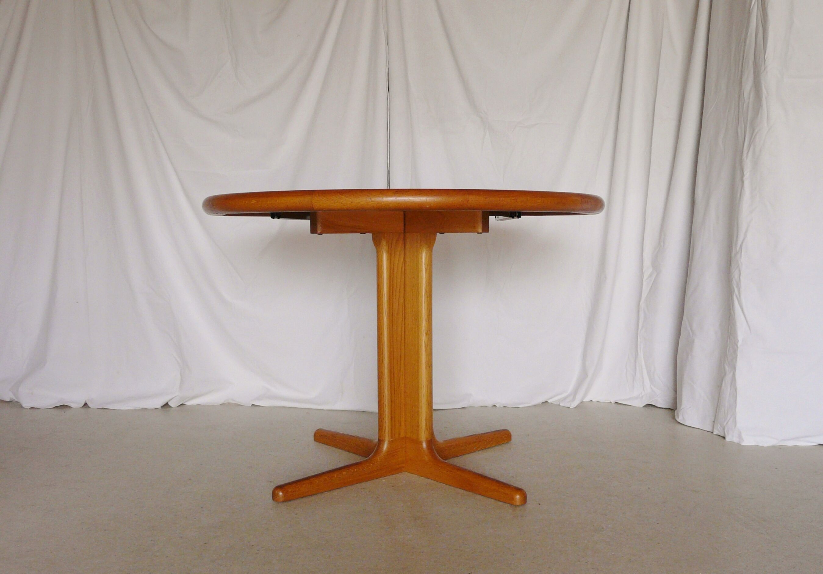 Expandable round table in teak