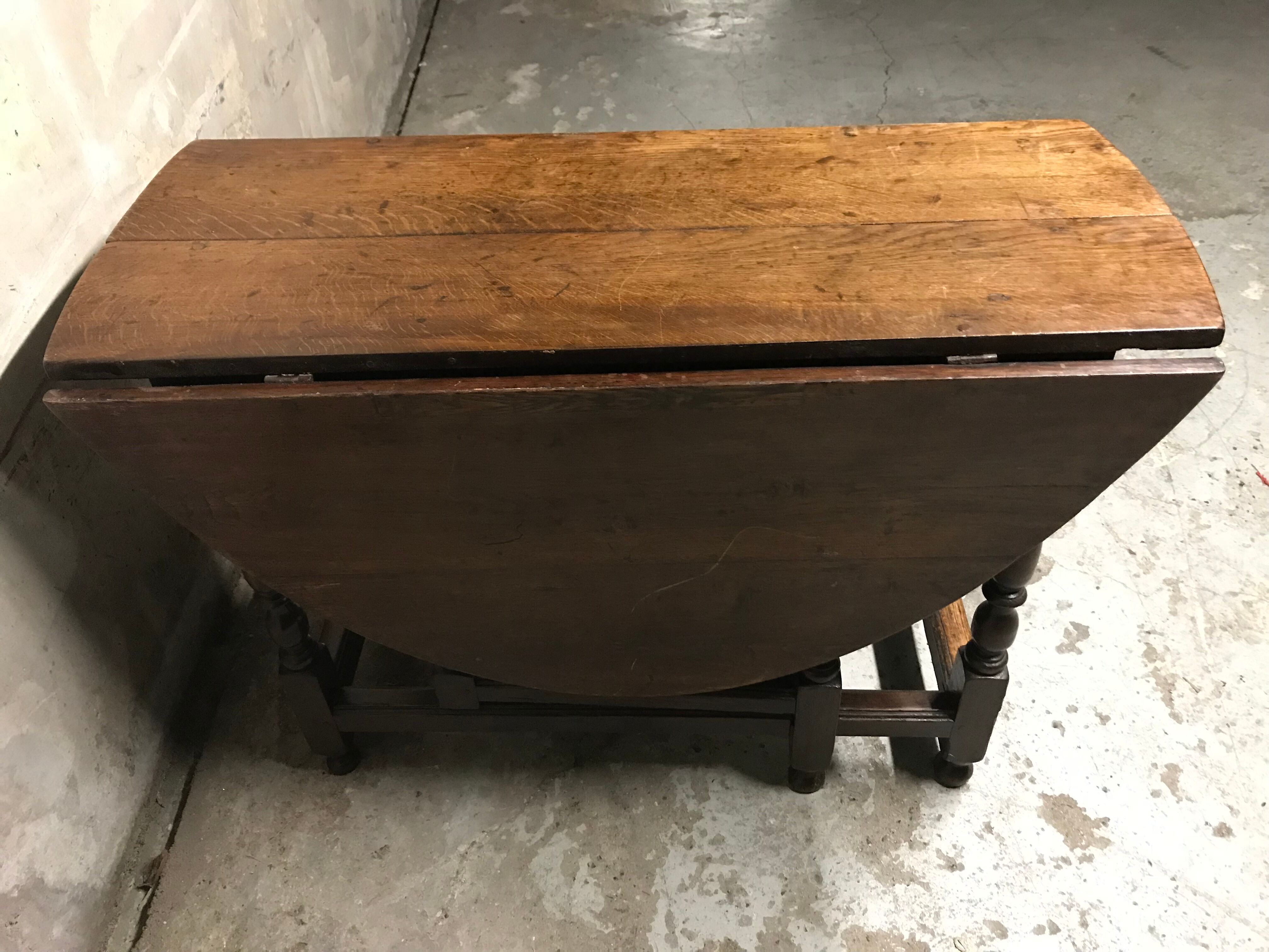 Vineyard Gateleg oak end XVIII-tiered table