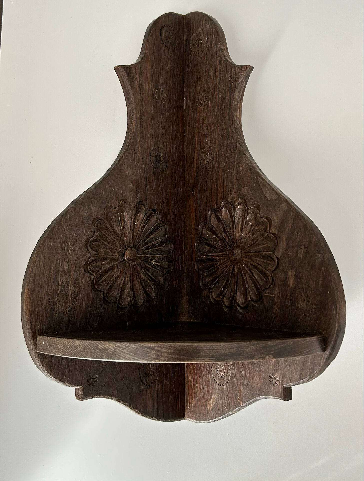 Breton corner shelf