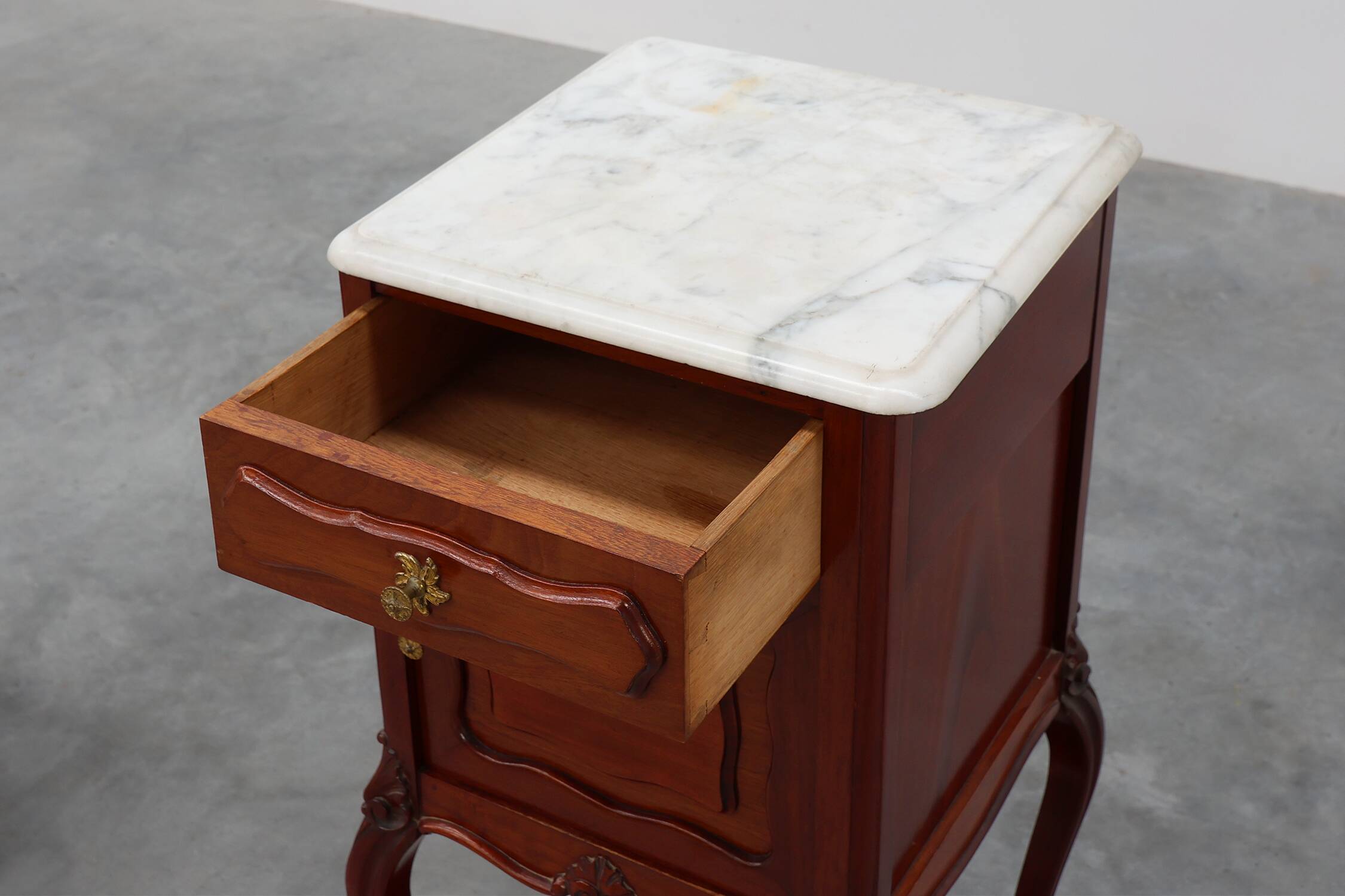Paire de tables de nuit en noyer de style Louis XV avec des plateaux en marbre de Carrare, France