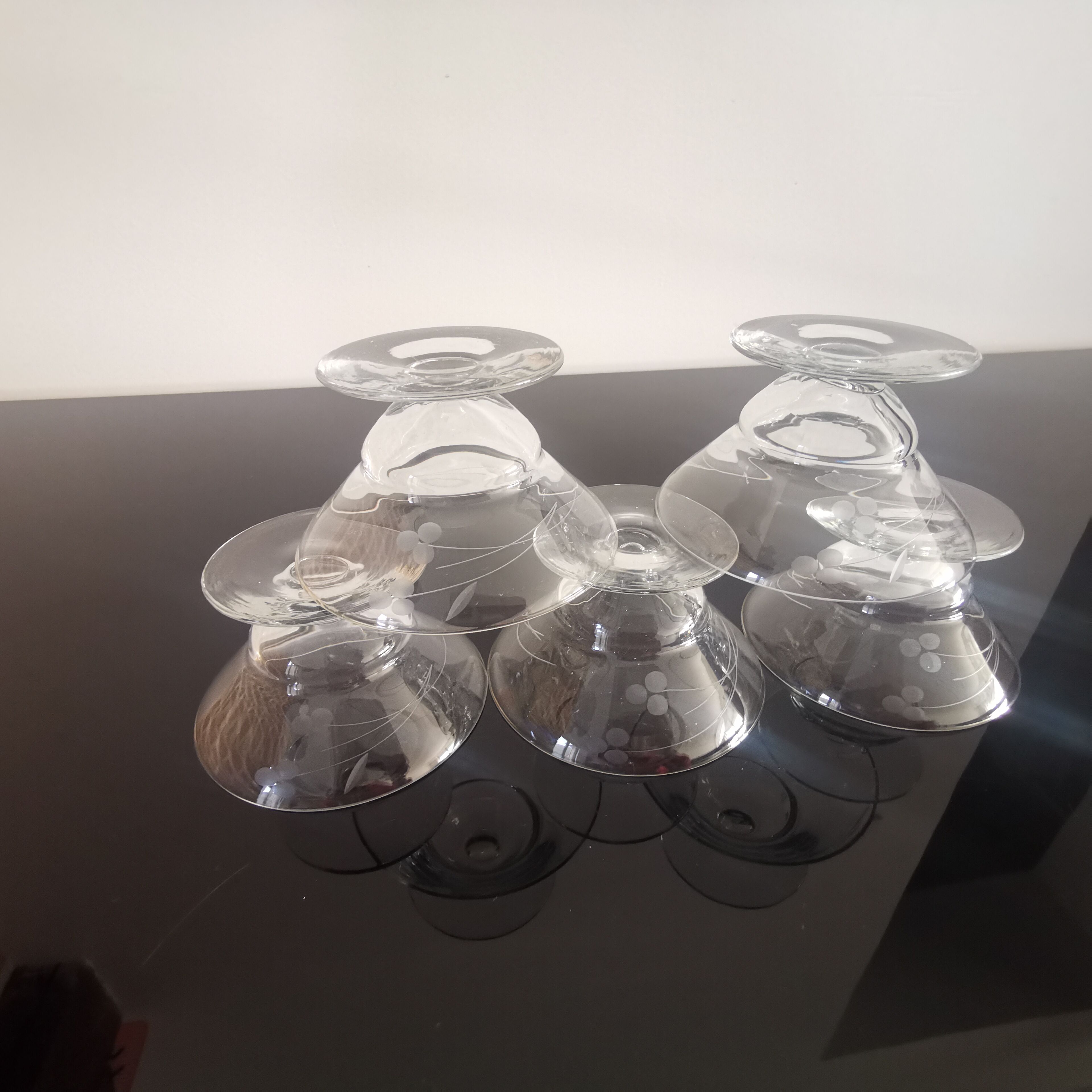 5 champagne glasses in vintage engraved glass