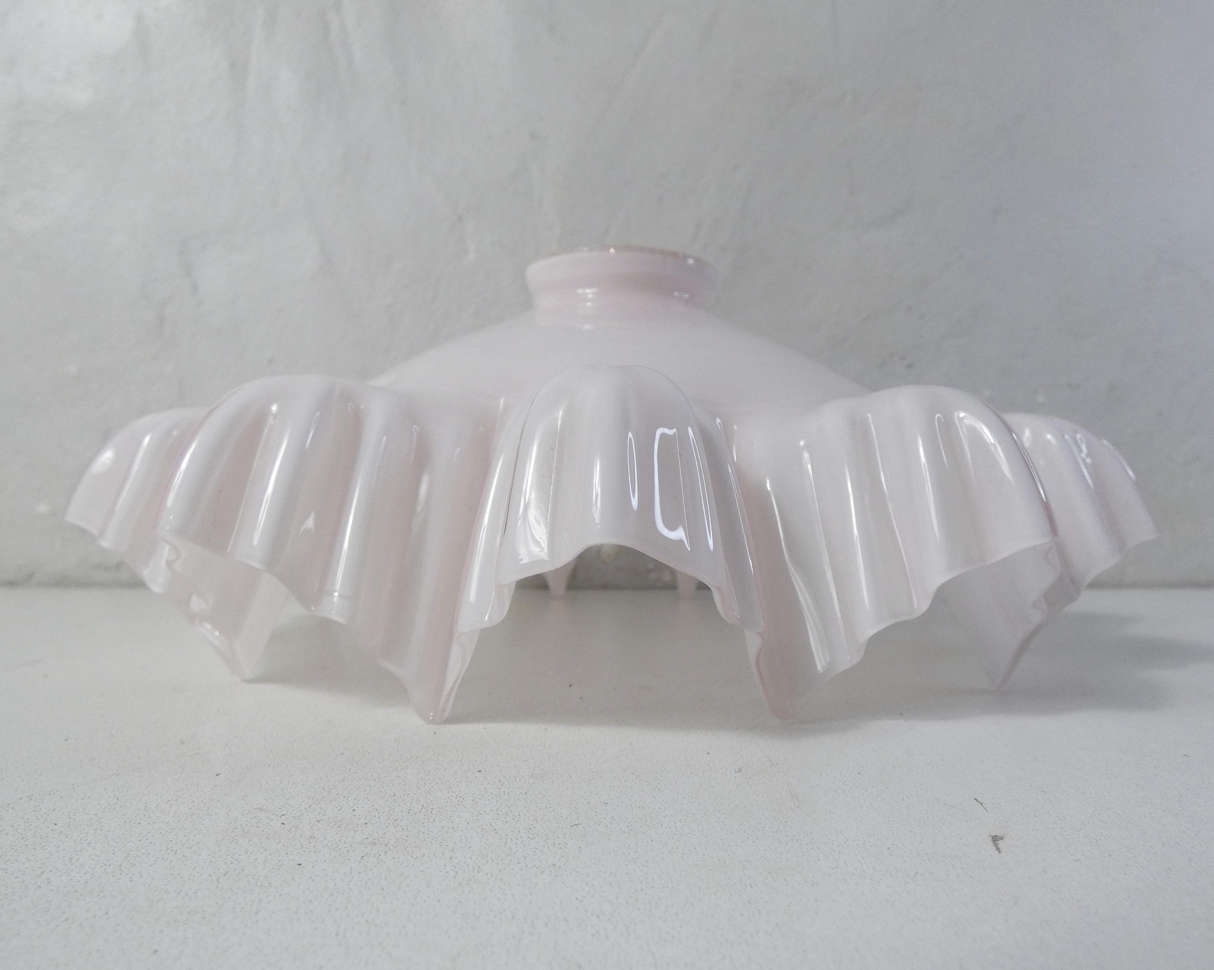 Abat jour en opaline rose poudré art déco