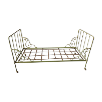 Wrought iron bench bed