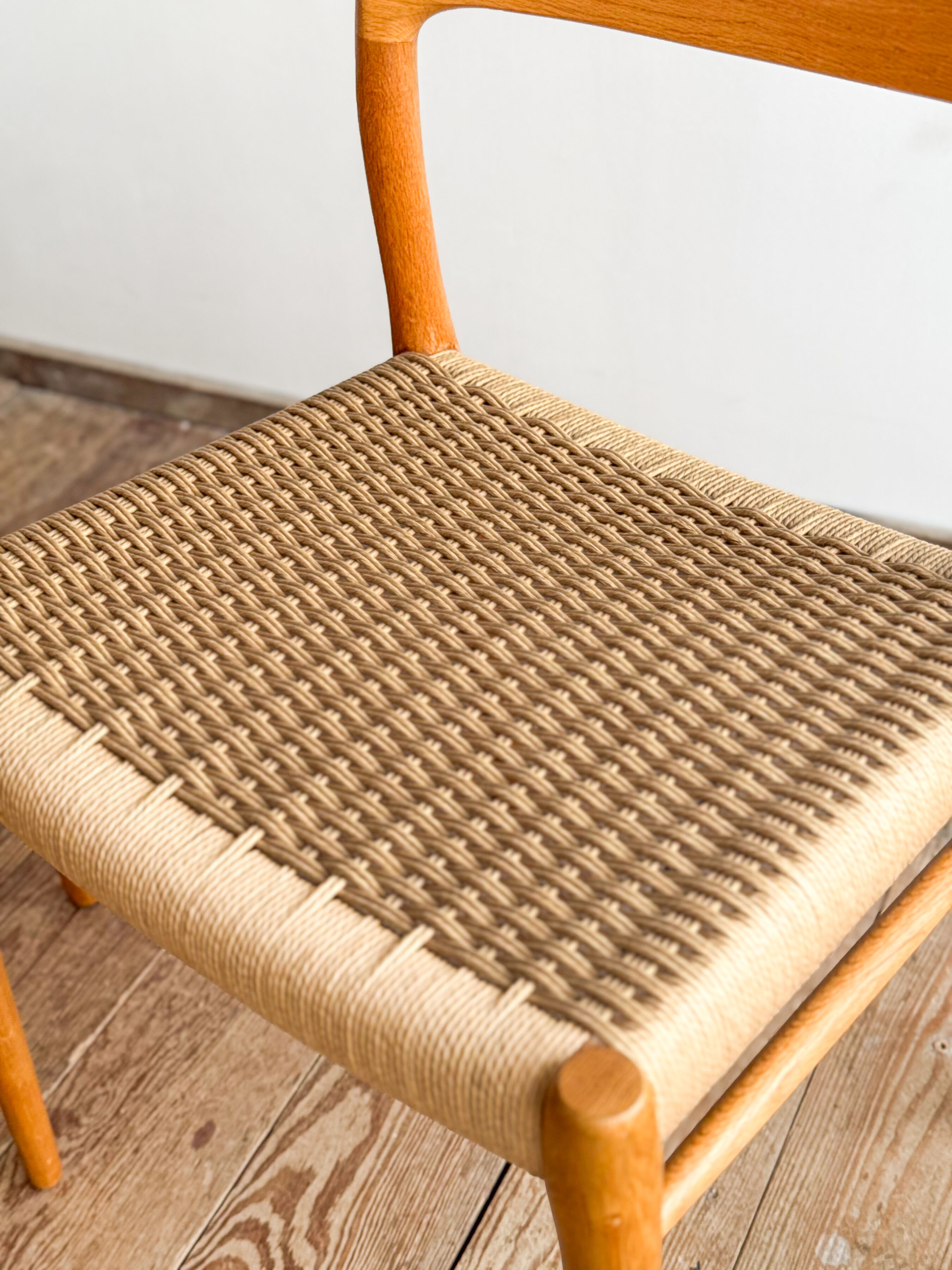 Paire de chaises de salle à manger modèle 75 par Niels O. Møller en chêne