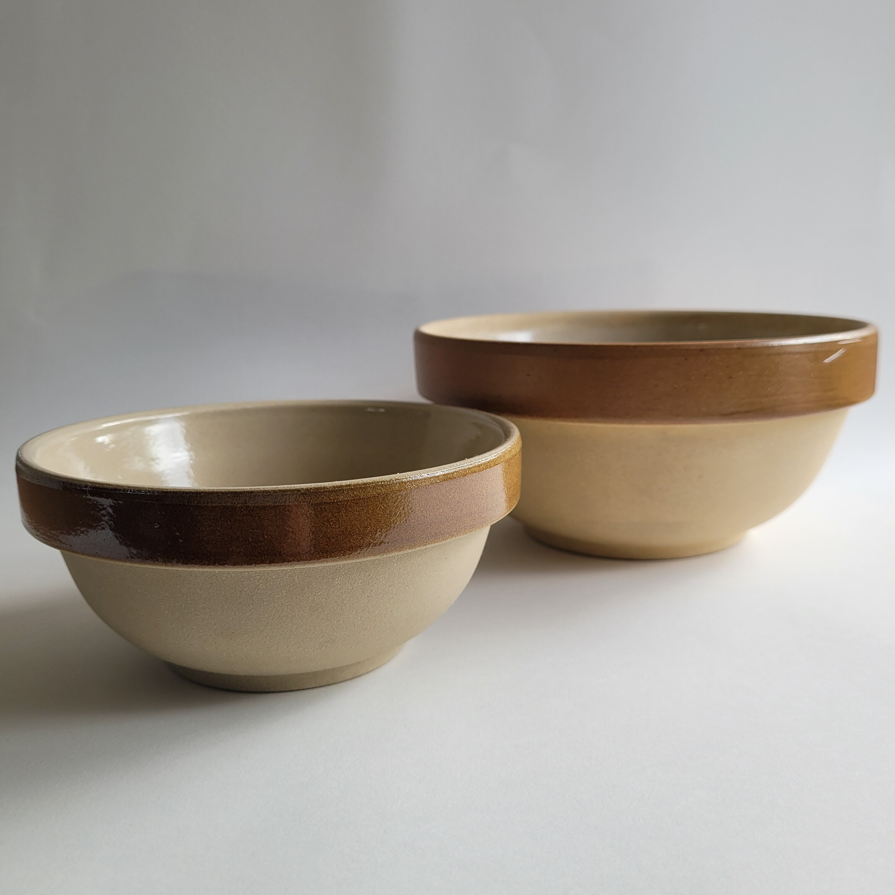 Set of 2 small and medium stoneware bowls