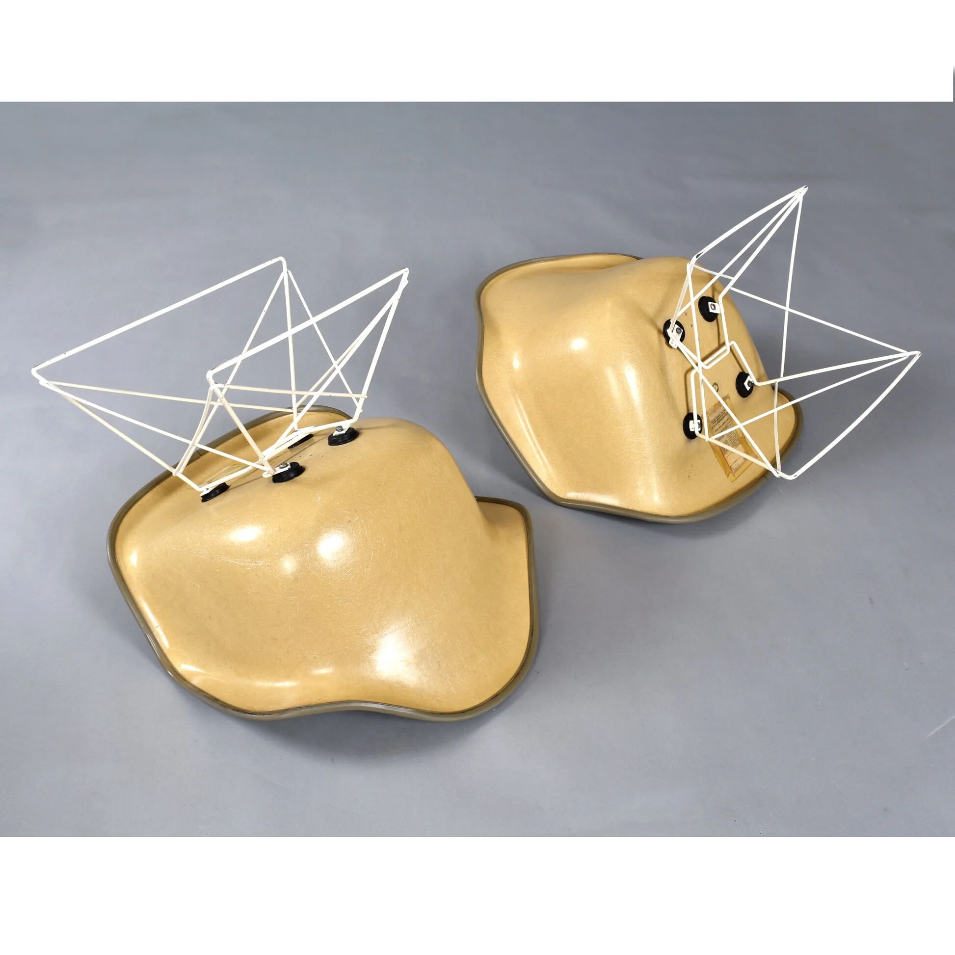 Paire de chaises coque LAR Eames pour Herman Miller avec des coussins en Naugahyde jaune.
