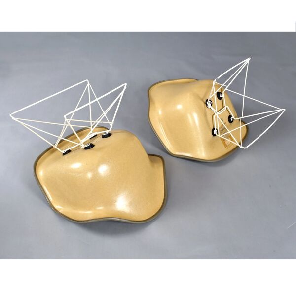 Paire de chaises coque LAR Eames pour Herman Miller avec des coussins en Naugahyde jaune.