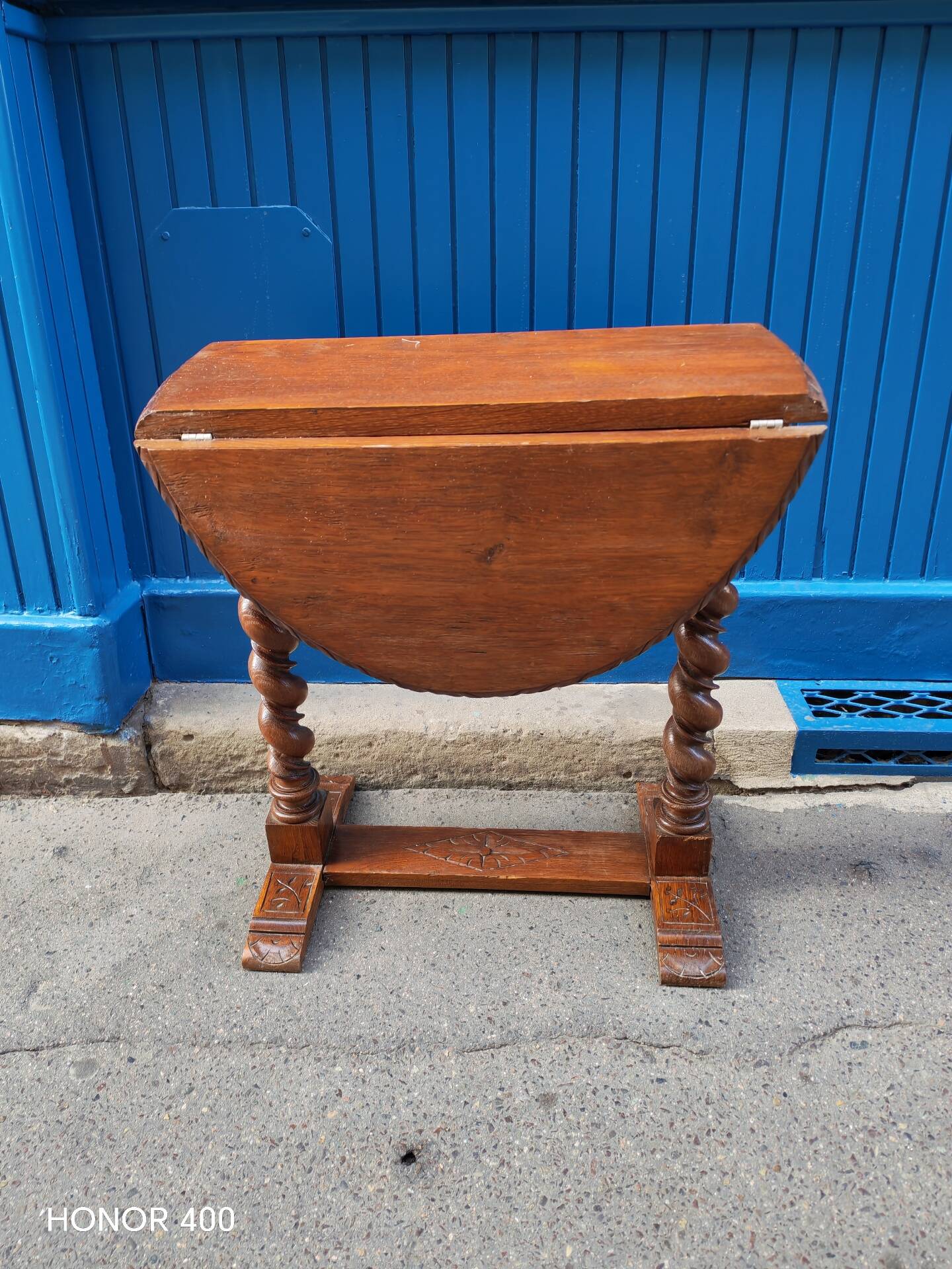 Drop-leaf coffee table