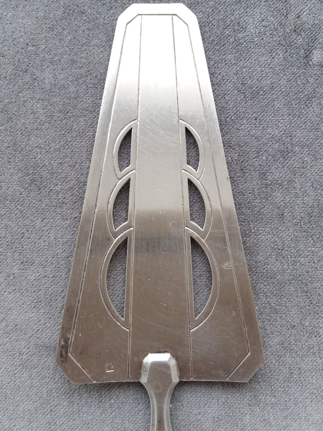 Art deco pie shovel in silver metal