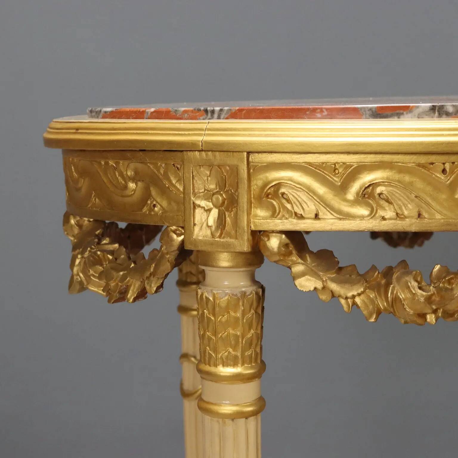 Table style néoclassique en bois sculpté XIXe siècle