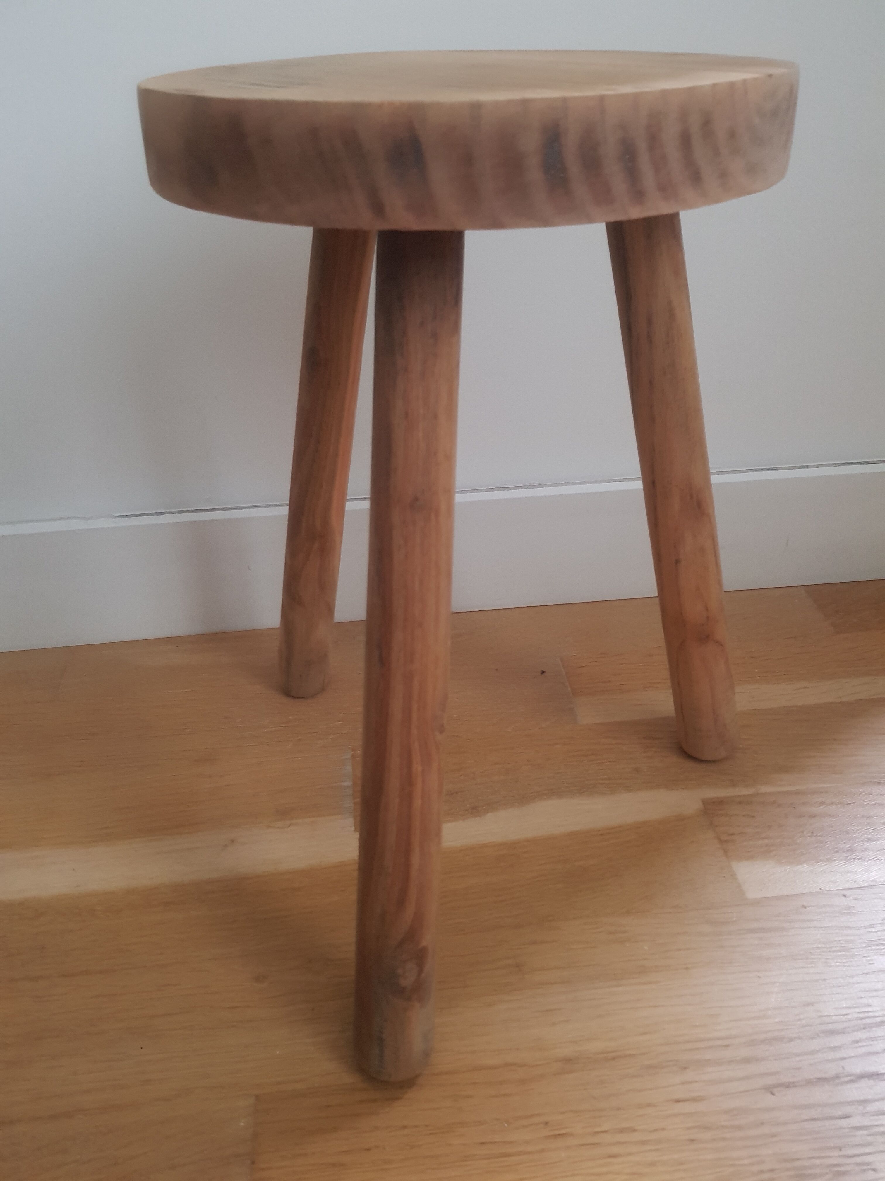 Tabouret de ferme tripode