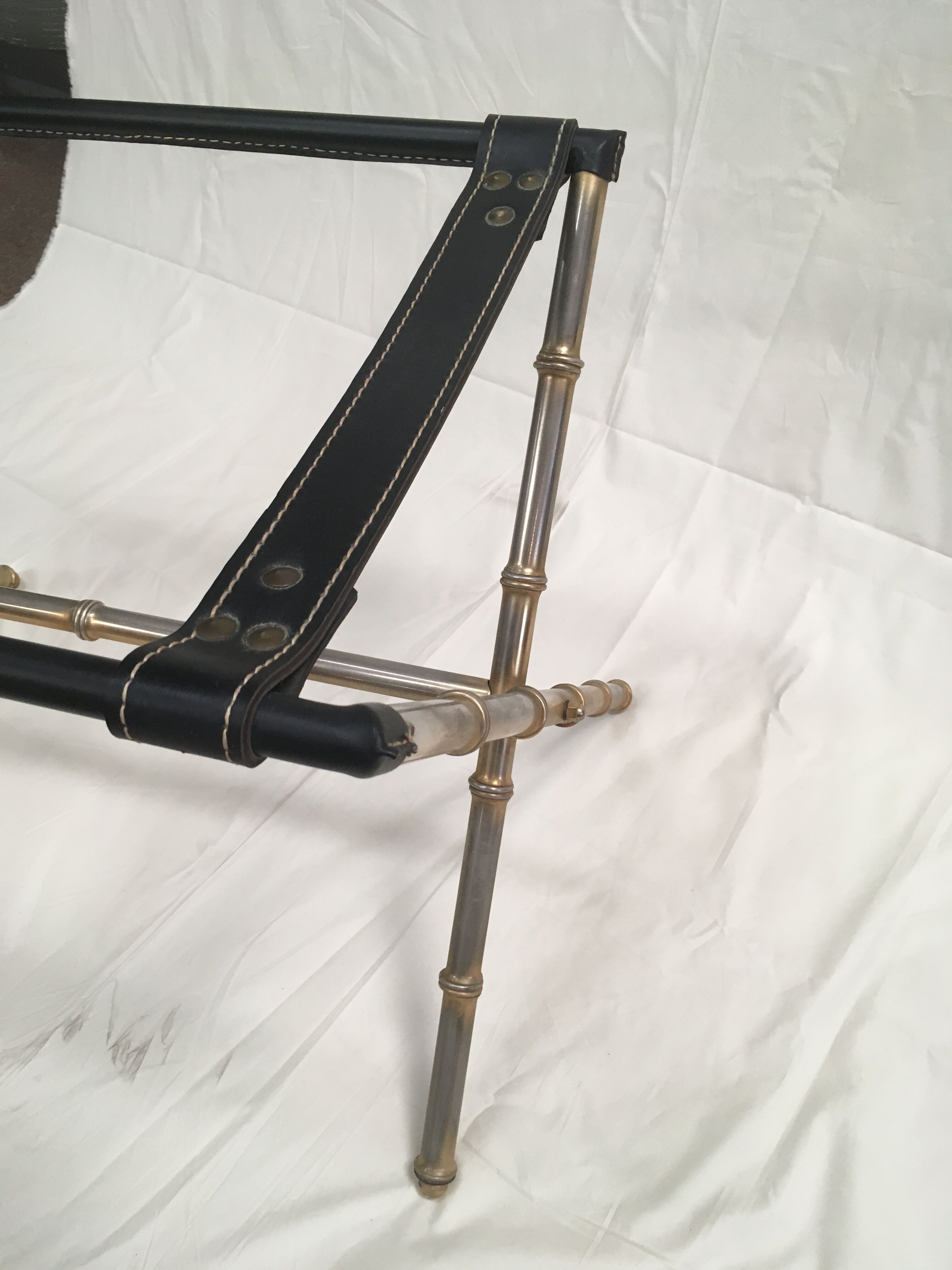 Table d'appoint vintage en laiton et cuir par Jacques Adnet 1950