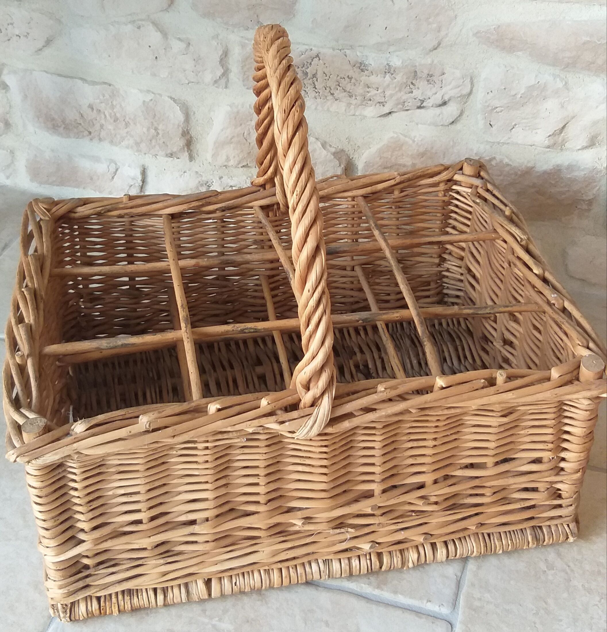 Wicker bottle basket