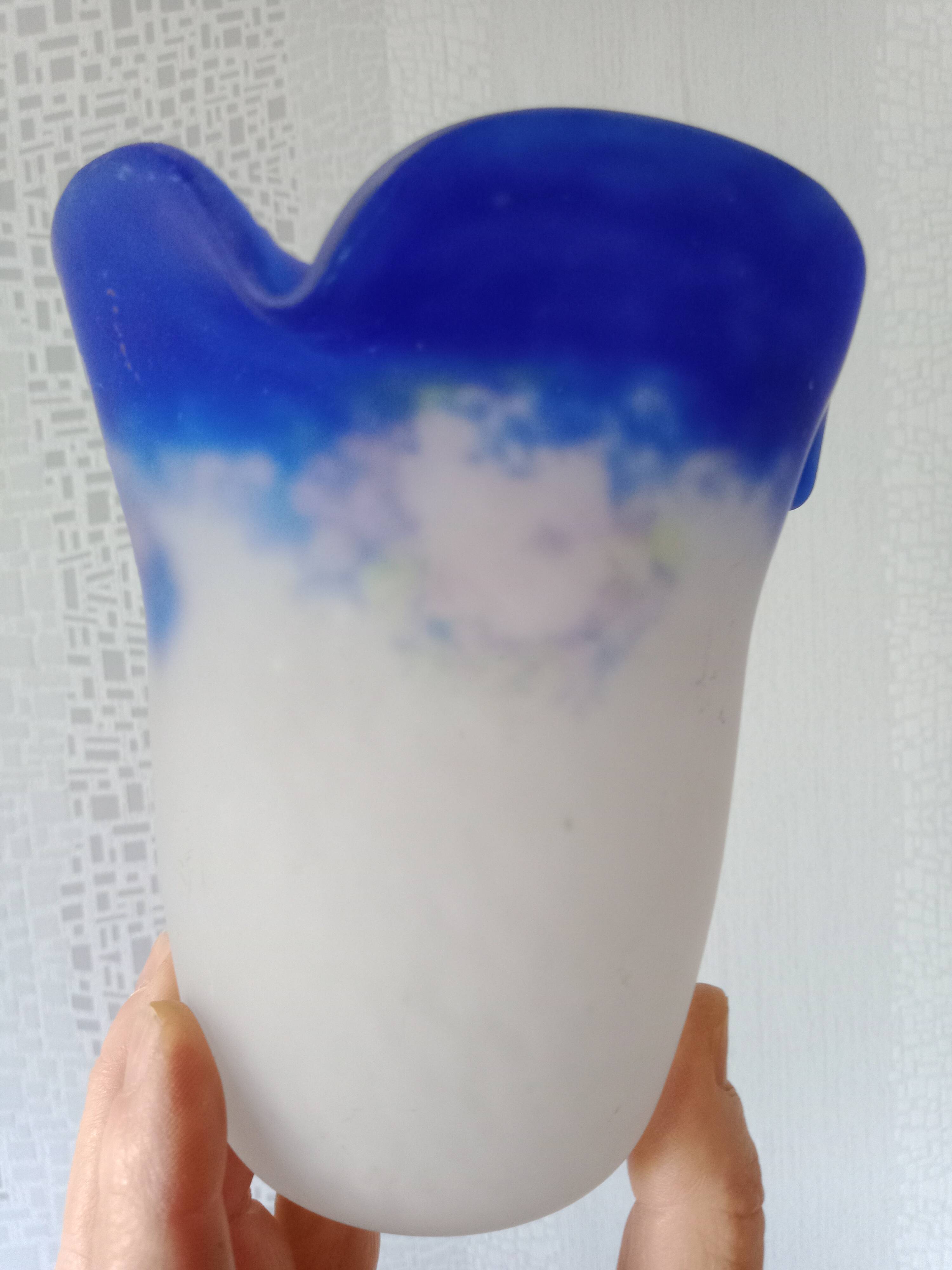 Signé degué - tulipe en verre marmoréen blanc et bleu roy