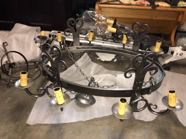 Lustre de style médiéval en fer forgé