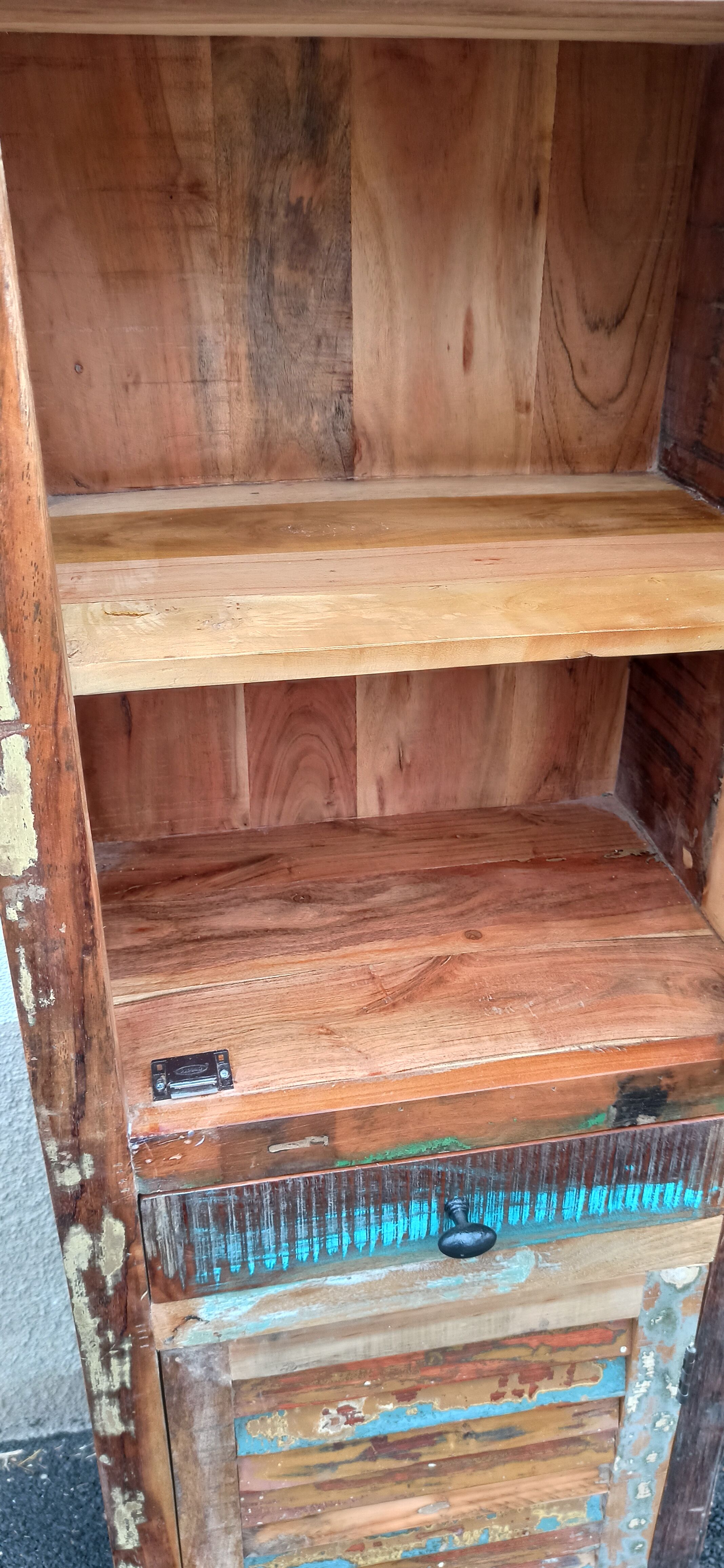 Bibliothèque en bois coloré avec vitres