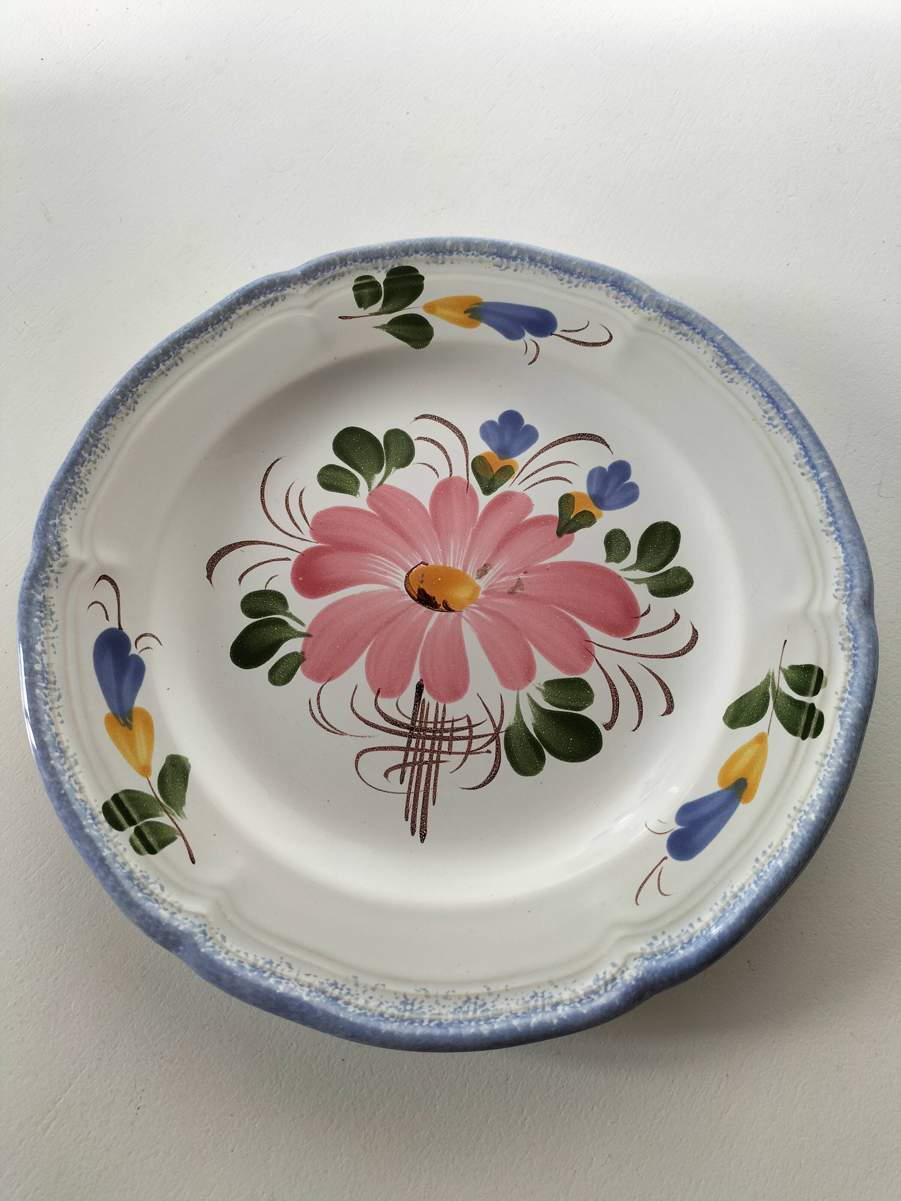 Assiette Faïencerie de Pornic modèle Laken peinte à la main