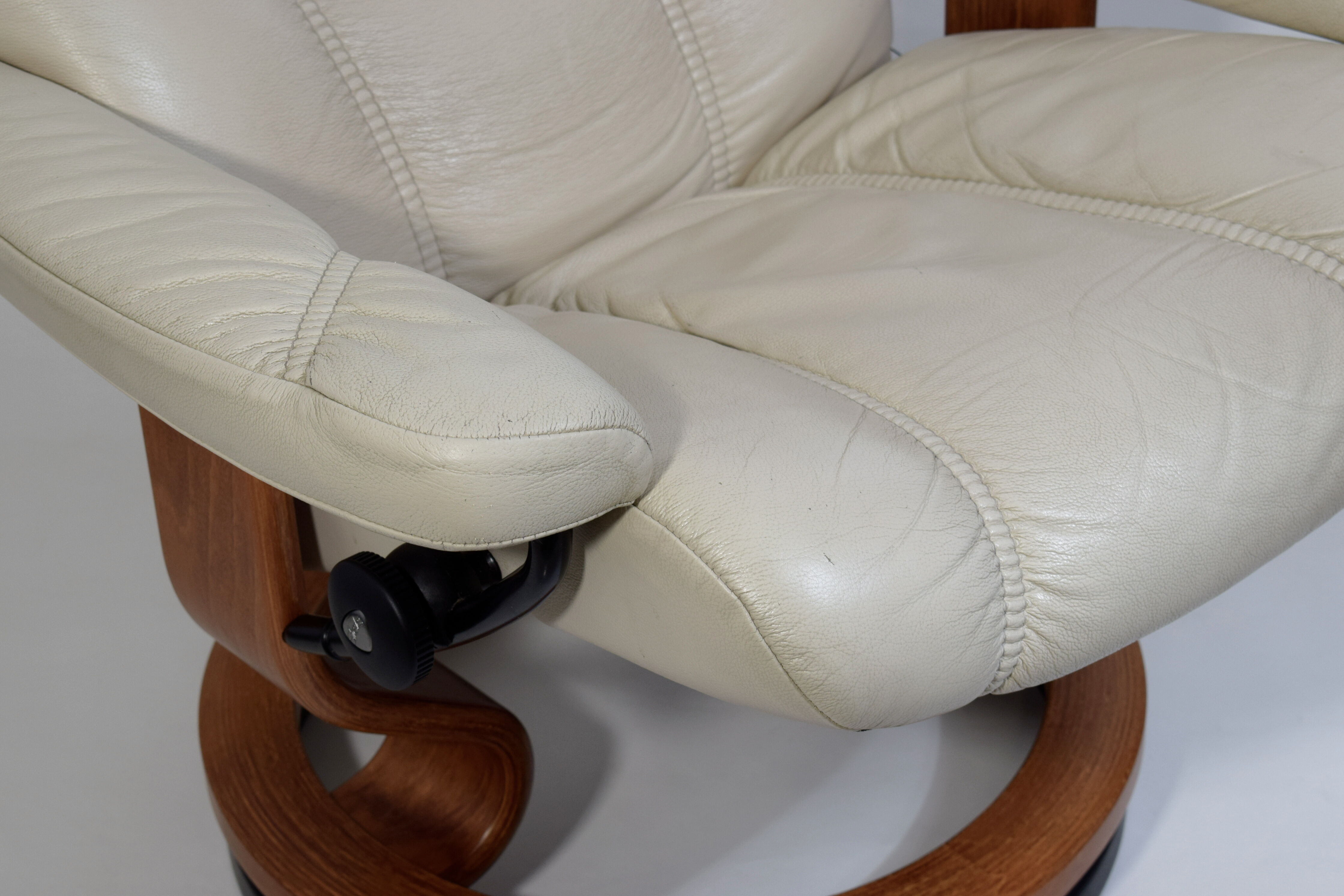 Stressless relaxation chair Consul (M) Classic in teak and ivory leather, Norway