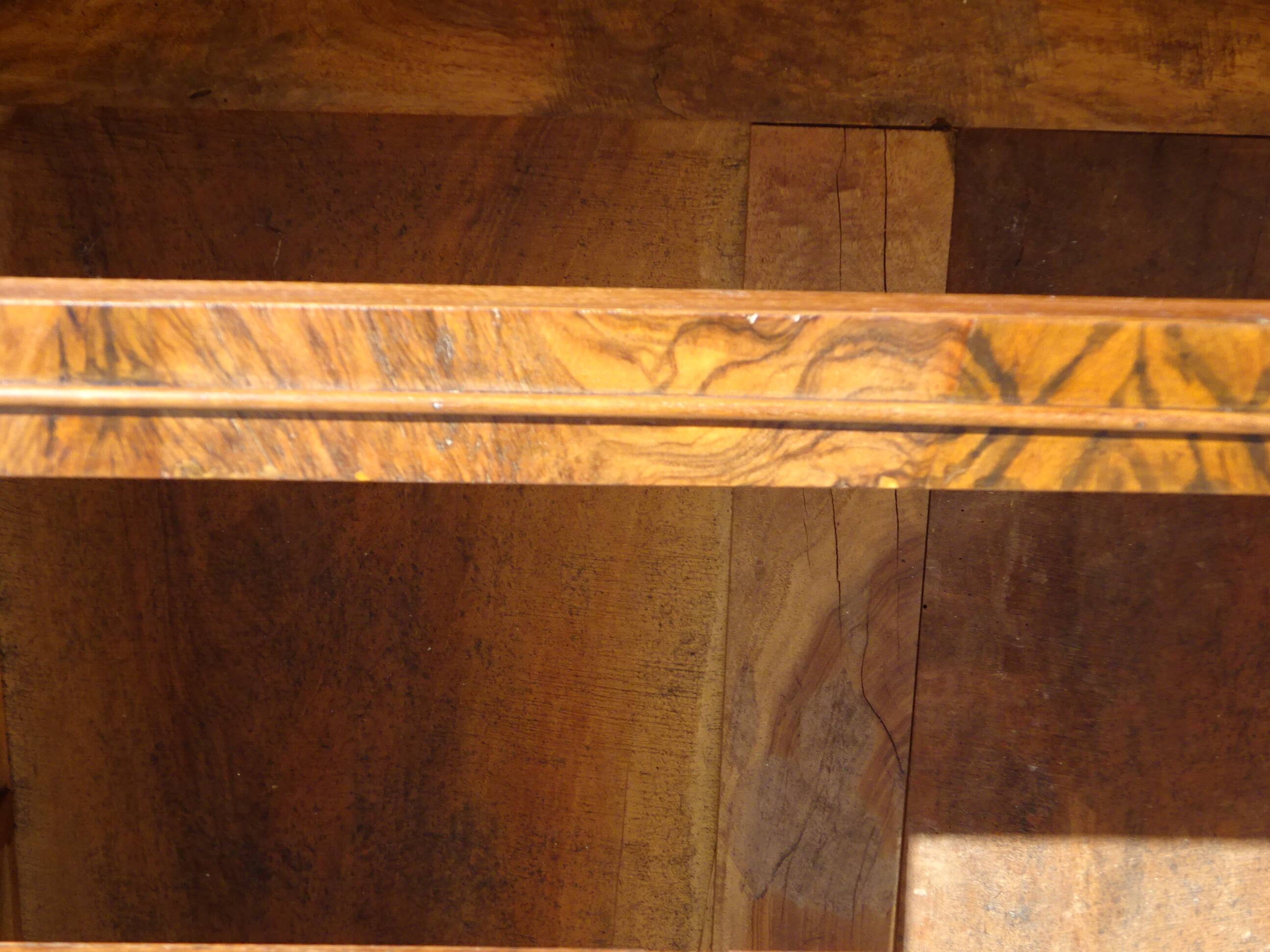 Commode en noyer et ronce de noyer style Louis Philippe