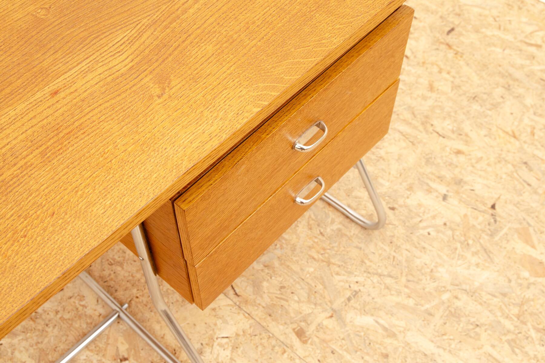 Bureau moderniste tchécoslovaque en chrome et bois, années 1950, Europe