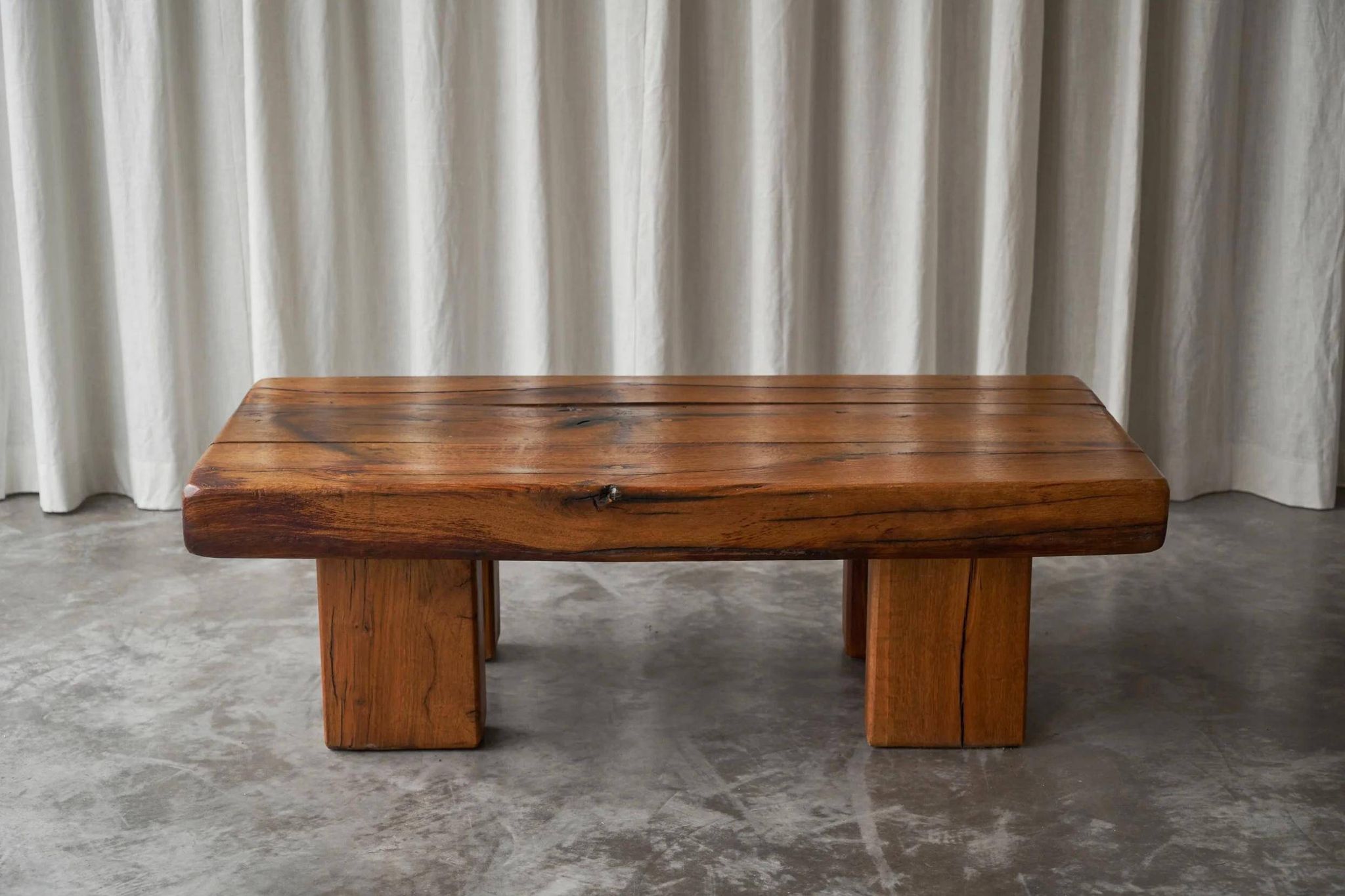 Table basse brutaliste en chêne massif - années 20