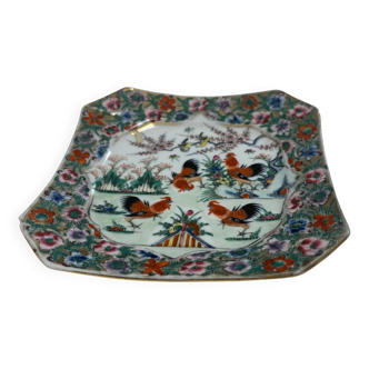 Assiette en porcelaine  plusieurs coqs
