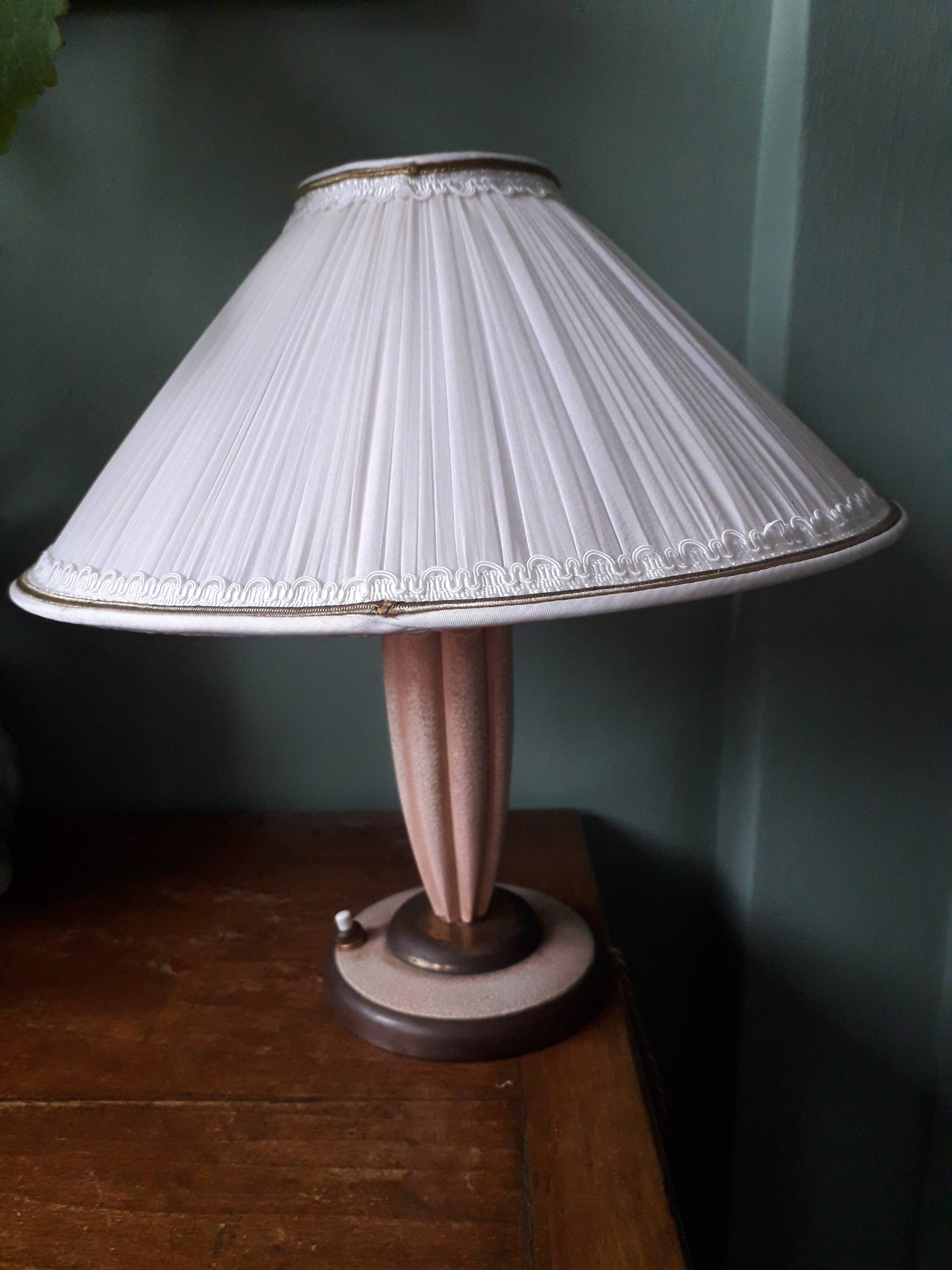 Vintage lamp from the 1940s with its pleated shade.