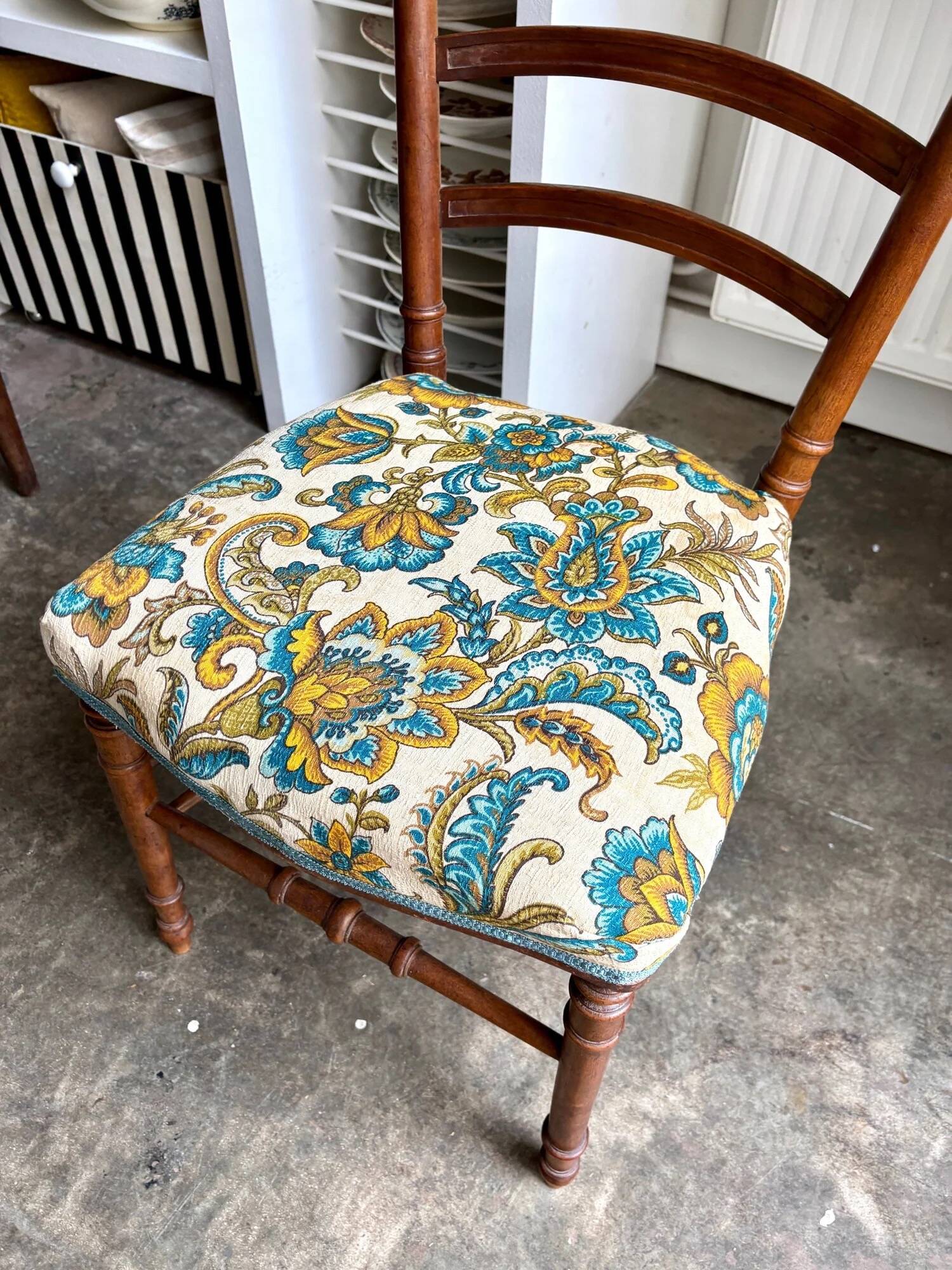 Chaise en bois ciselé et coton imprimé