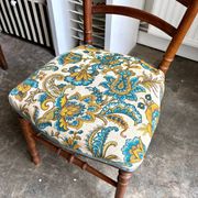 Chaise en bois ciselé et coton imprimé
