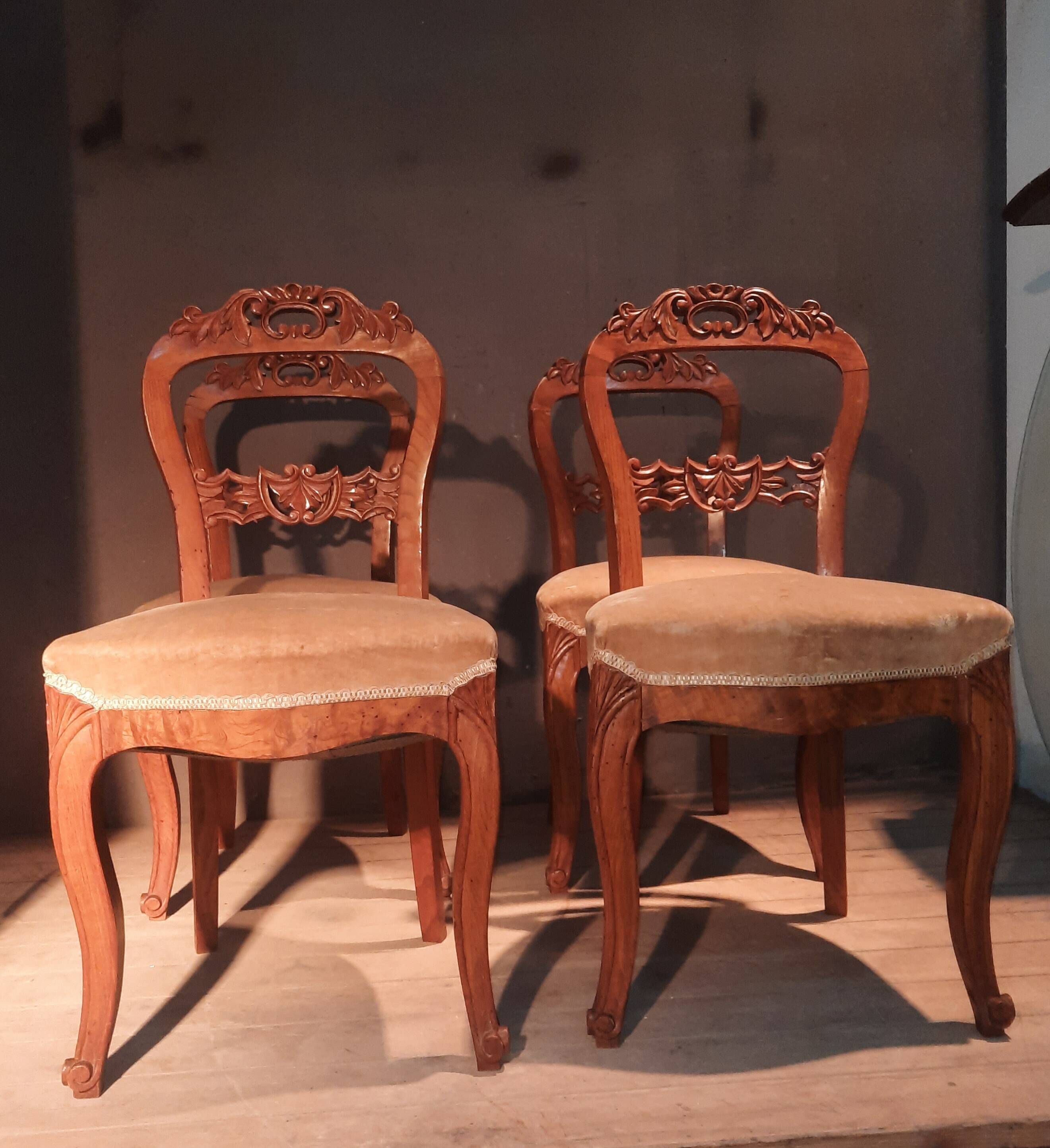 Set of 4 blond braked chairs