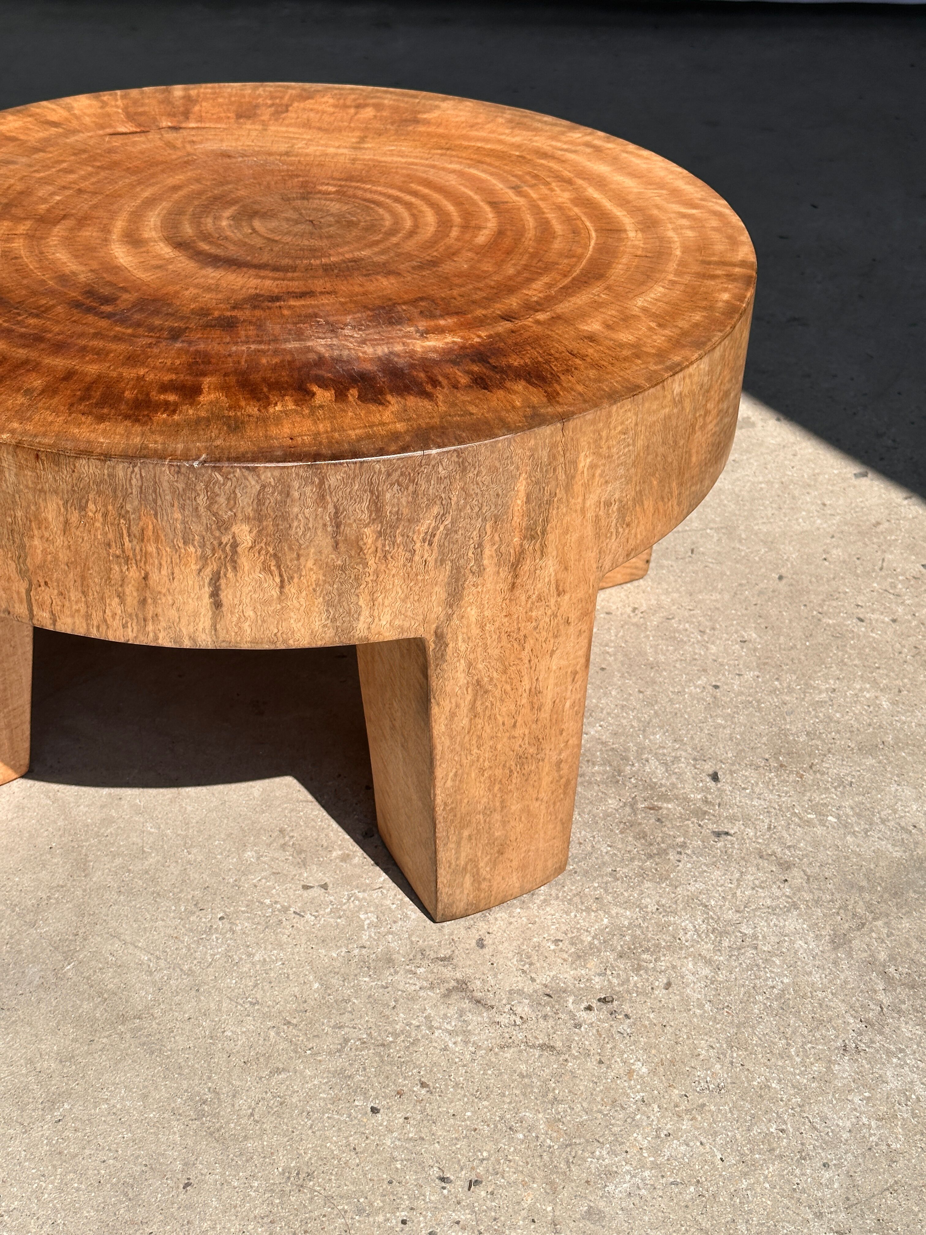 Quadripod coffee table in solid wood monoxyl natural color (dark)