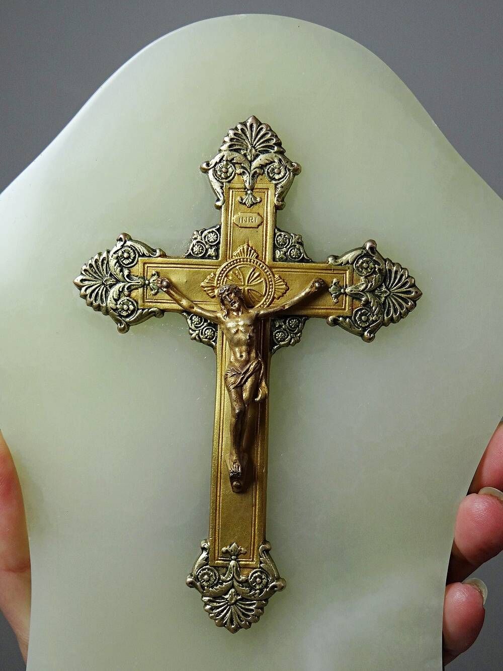 Antique wall-mounted font in green onyx, crucifix in metal and cut glass/crystal.